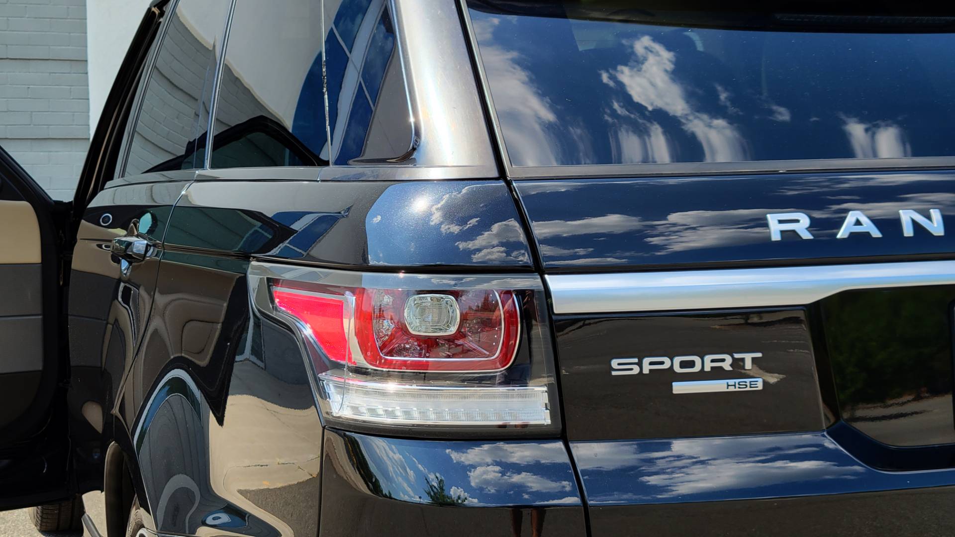 Used 2016 Land Rover RANGE ROVER SPORT HSE / SC V6 / 8-SPD AUTO / VISION & CONV PKG / TOWING PKG for sale Sold at Formula Imports in Charlotte NC 28227 41