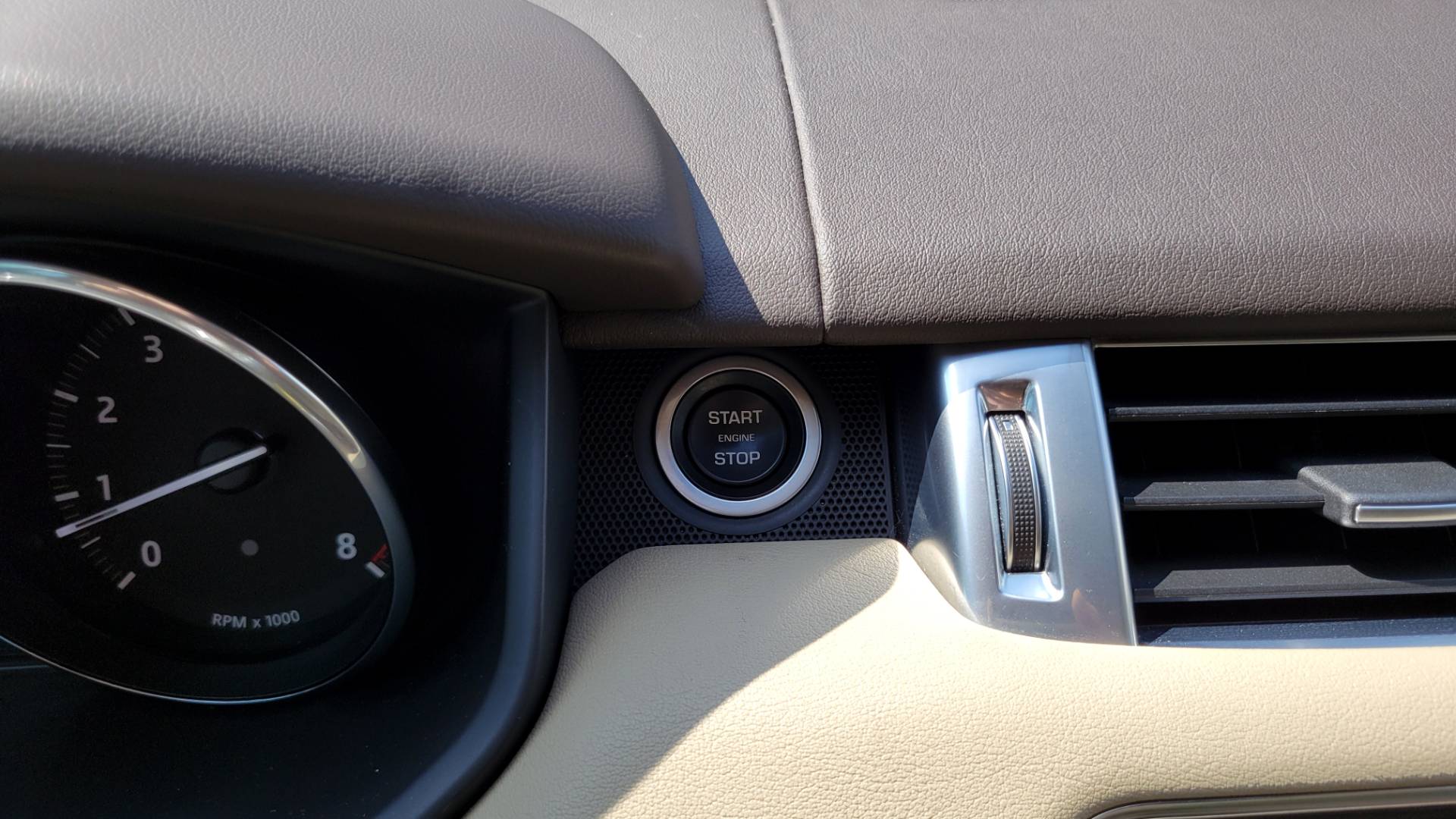 Used 2016 Land Rover RANGE ROVER SPORT HSE / SC V6 / 8-SPD AUTO / VISION & CONV PKG / TOWING PKG for sale $41,995 at Formula Imports in Charlotte NC 28227 58