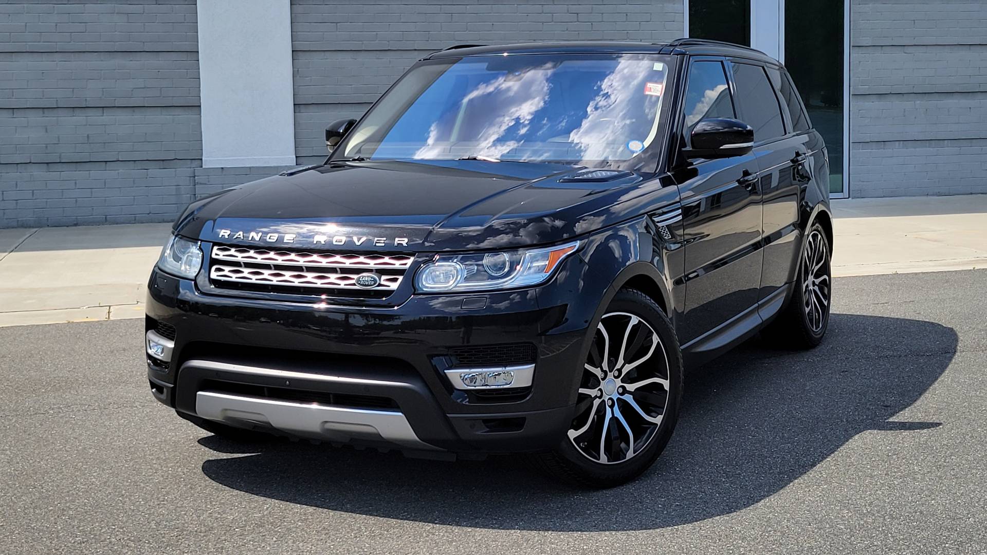 Used 2016 Land Rover RANGE ROVER SPORT HSE / SC V6 / 8-SPD AUTO / VISION & CONV PKG / TOWING PKG for sale $41,995 at Formula Imports in Charlotte NC 28227 1