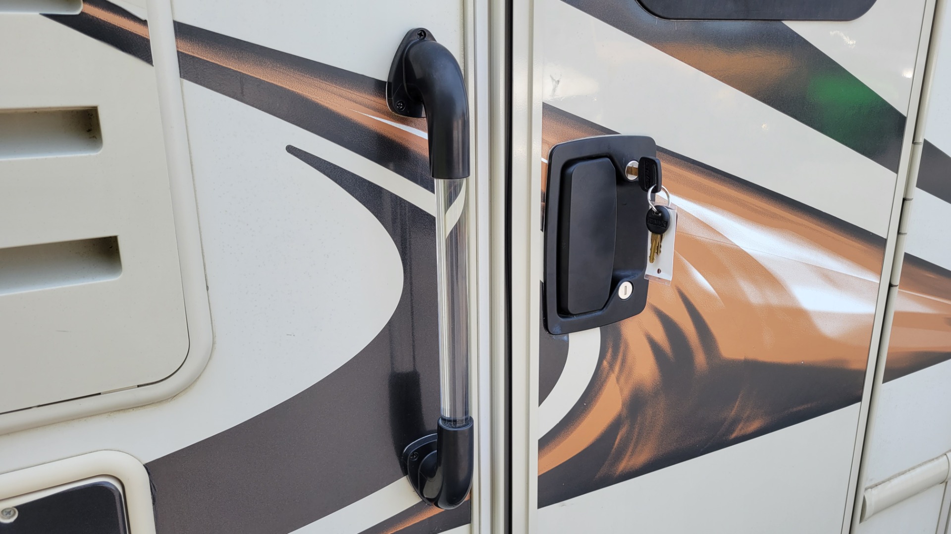 Used 2017 Ford E-SERIES CUTAWAY E-450 26H FREEDOM ELITE MOTORHOME / 6.8L V10 / ROOF LADDER for sale Sold at Formula Imports in Charlotte NC 28227 10