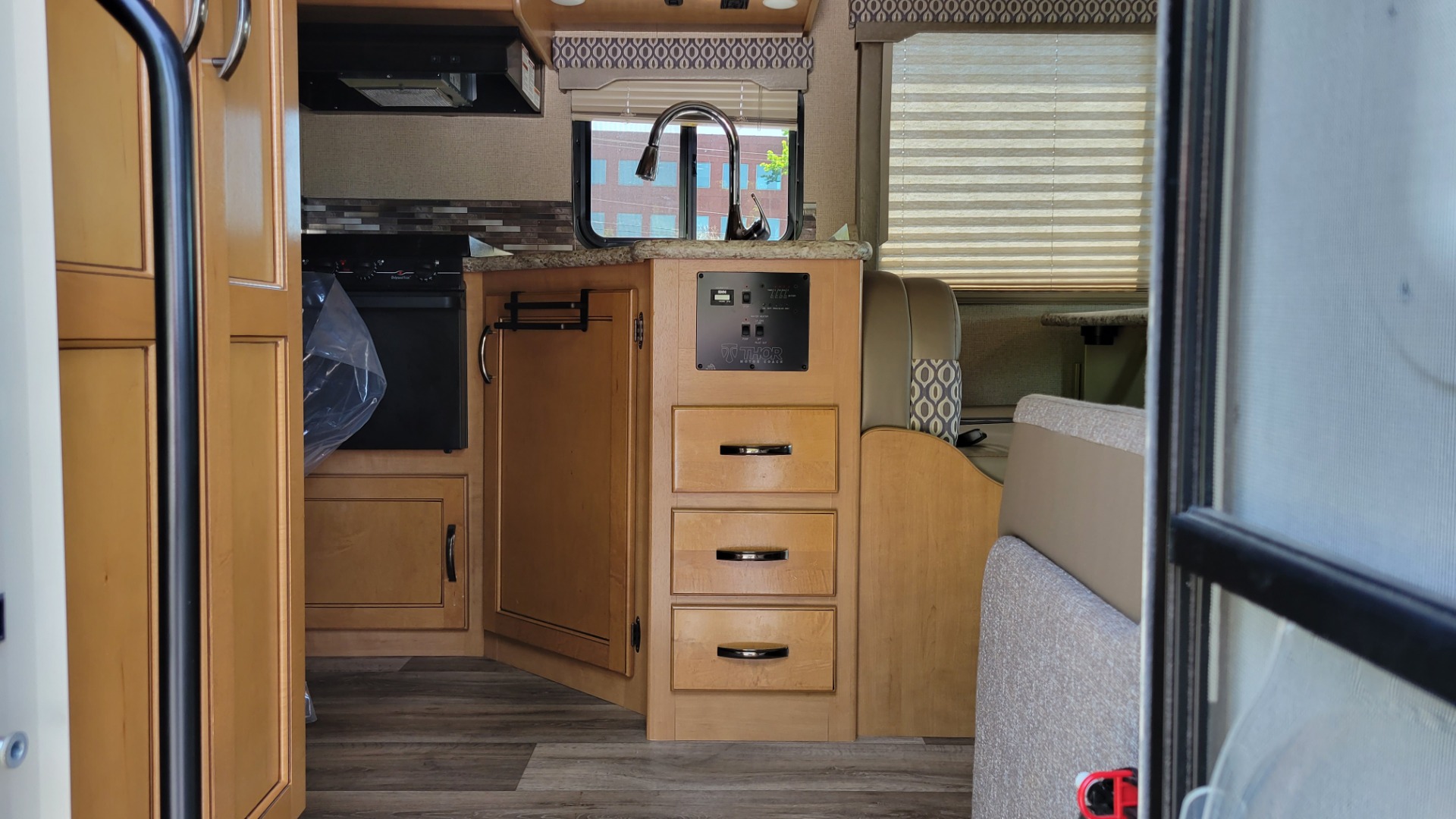 Used 2017 Ford E-SERIES CUTAWAY E-450 26H FREEDOM ELITE MOTORHOME / 6.8L V10 / ROOF LADDER for sale Sold at Formula Imports in Charlotte NC 28227 13