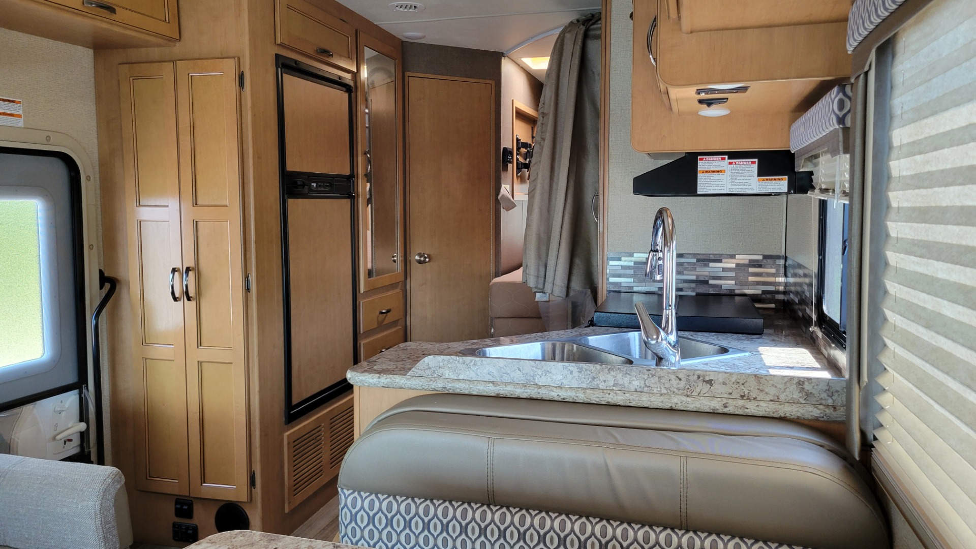 Used 2017 Ford E-SERIES CUTAWAY E-450 26H FREEDOM ELITE MOTORHOME / 6.8L V10 / ROOF LADDER for sale Sold at Formula Imports in Charlotte NC 28227 22