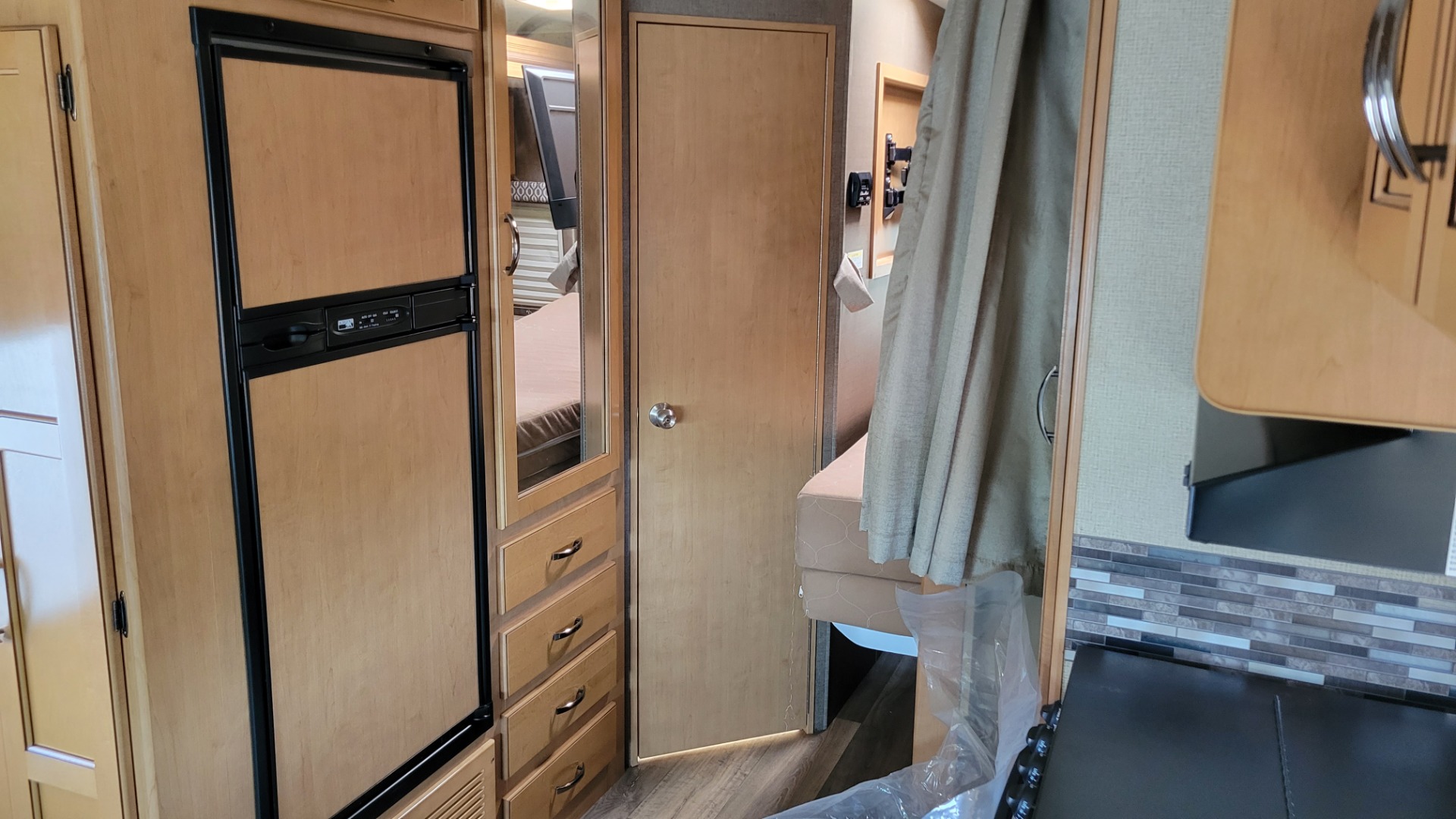 Used 2017 Ford E-SERIES CUTAWAY E-450 26H FREEDOM ELITE MOTORHOME / 6.8L V10 / ROOF LADDER for sale Sold at Formula Imports in Charlotte NC 28227 24