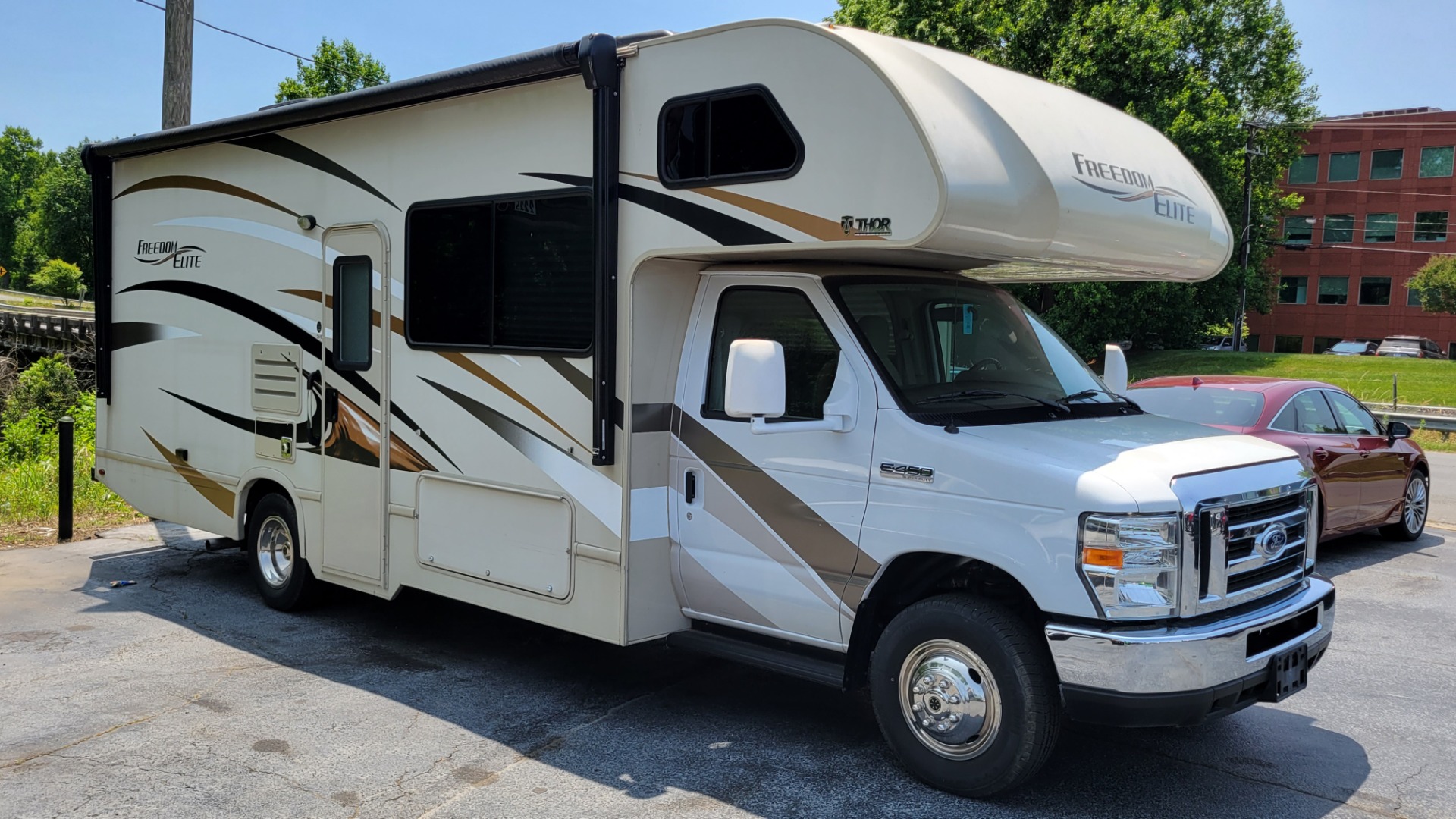 Used 2017 Ford E-SERIES CUTAWAY E-450 26H FREEDOM ELITE MOTORHOME / 6.8L V10 / ROOF LADDER for sale Sold at Formula Imports in Charlotte NC 28227 3