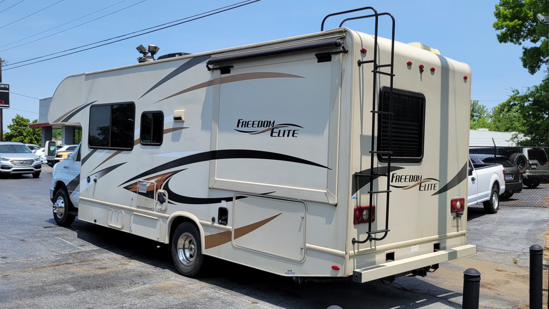 Used 2017 Ford E-SERIES CUTAWAY E-450 26H FREEDOM ELITE MOTORHOME / 6.8L V10 / ROOF LADDER for sale $74,999 at Formula Imports in Charlotte NC 28227 5
