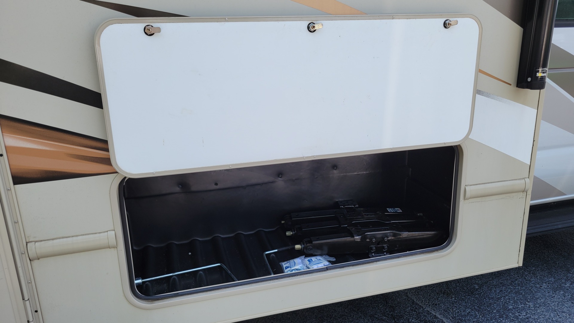 Used 2017 Ford E-SERIES CUTAWAY E-450 26H FREEDOM ELITE MOTORHOME / 6.8L V10 / ROOF LADDER for sale Sold at Formula Imports in Charlotte NC 28227 69