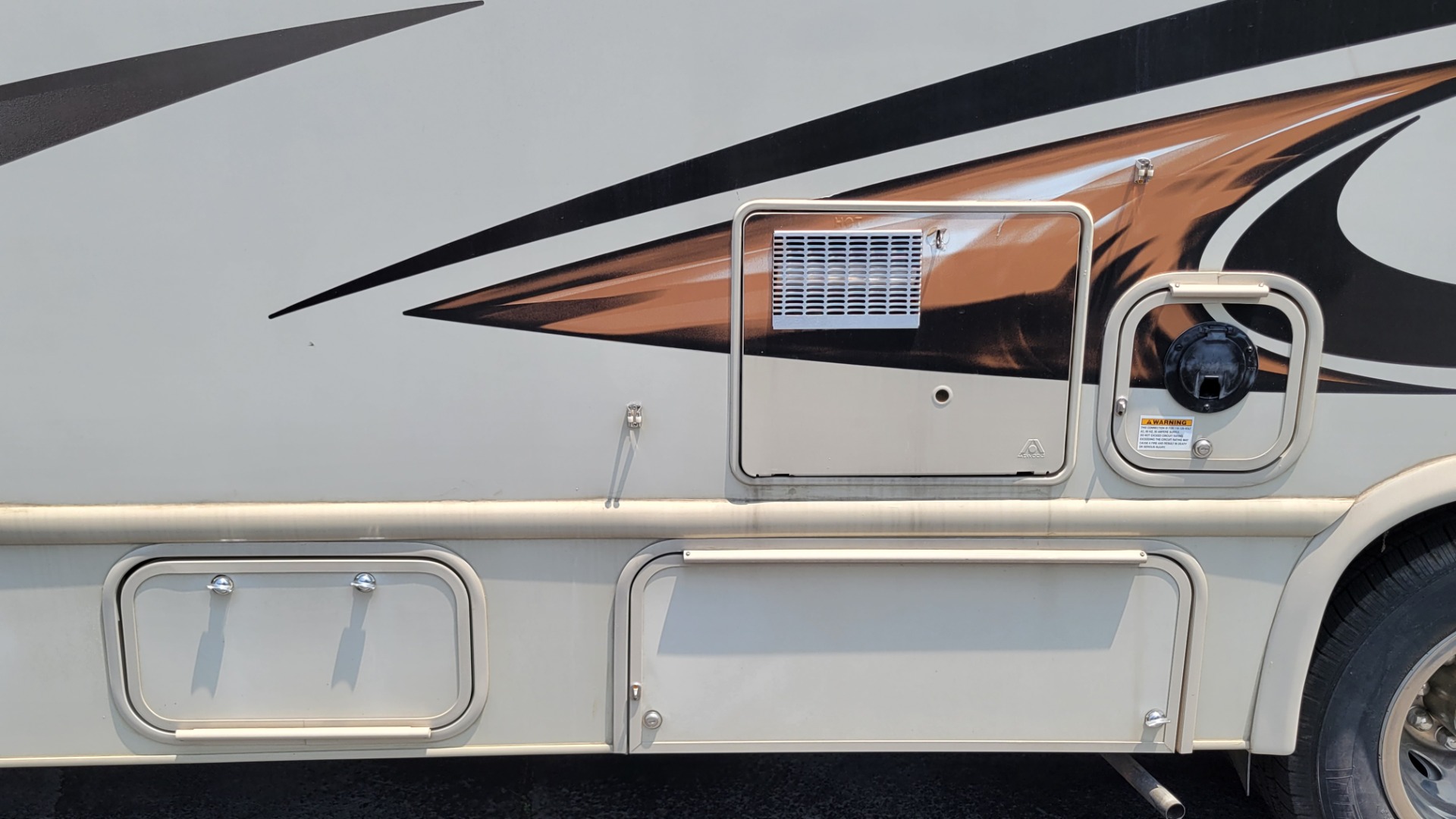 Used 2017 Ford E-SERIES CUTAWAY E-450 26H FREEDOM ELITE MOTORHOME / 6.8L V10 / ROOF LADDER for sale Sold at Formula Imports in Charlotte NC 28227 7