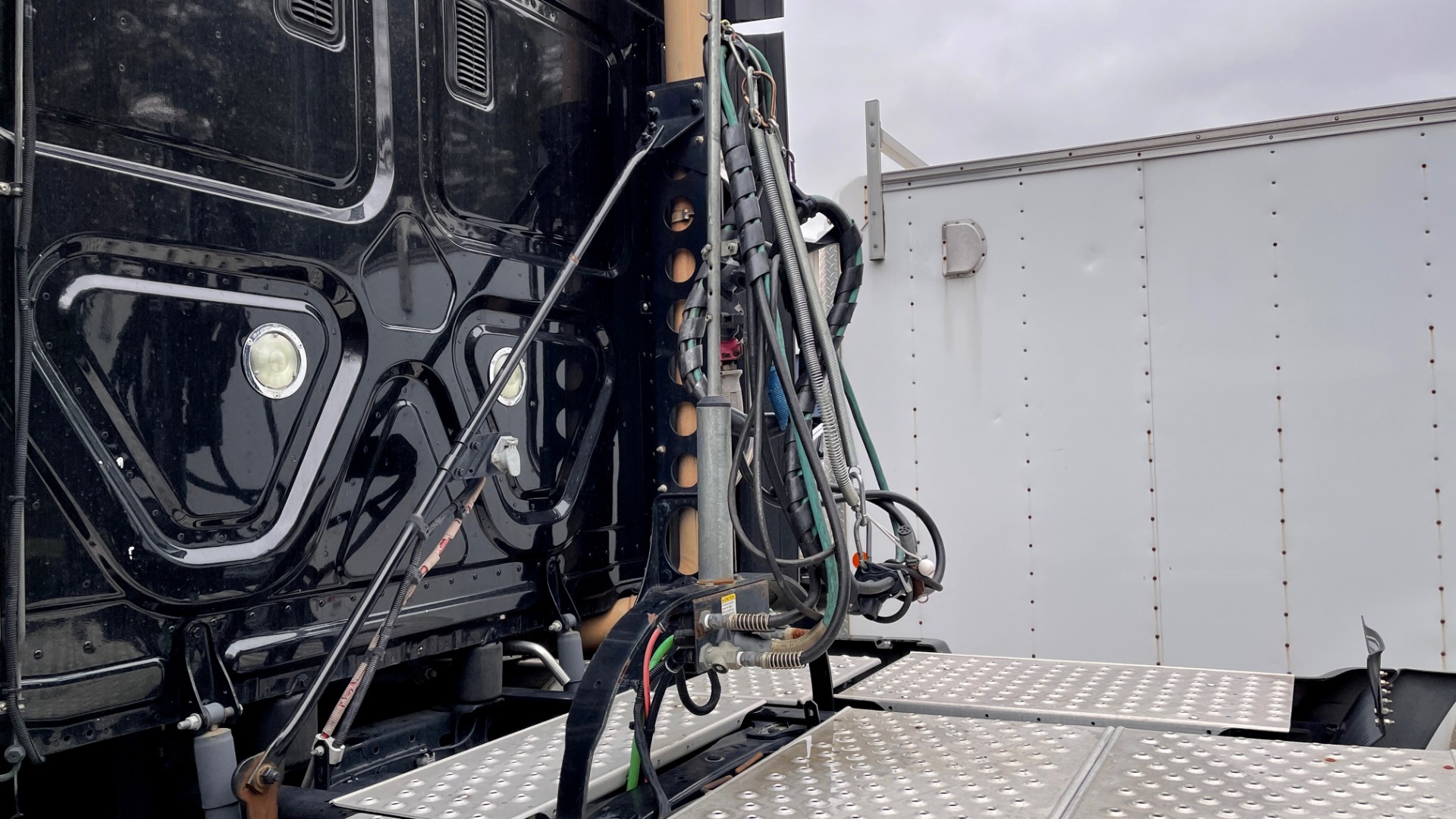 Used 2015 Freightliner CASCADIA ROAD TRACTOR / DETROIT 505HP / 13-SPEED / HTD & CLD STS / FRIG for sale Sold at Formula Imports in Charlotte NC 28227 33