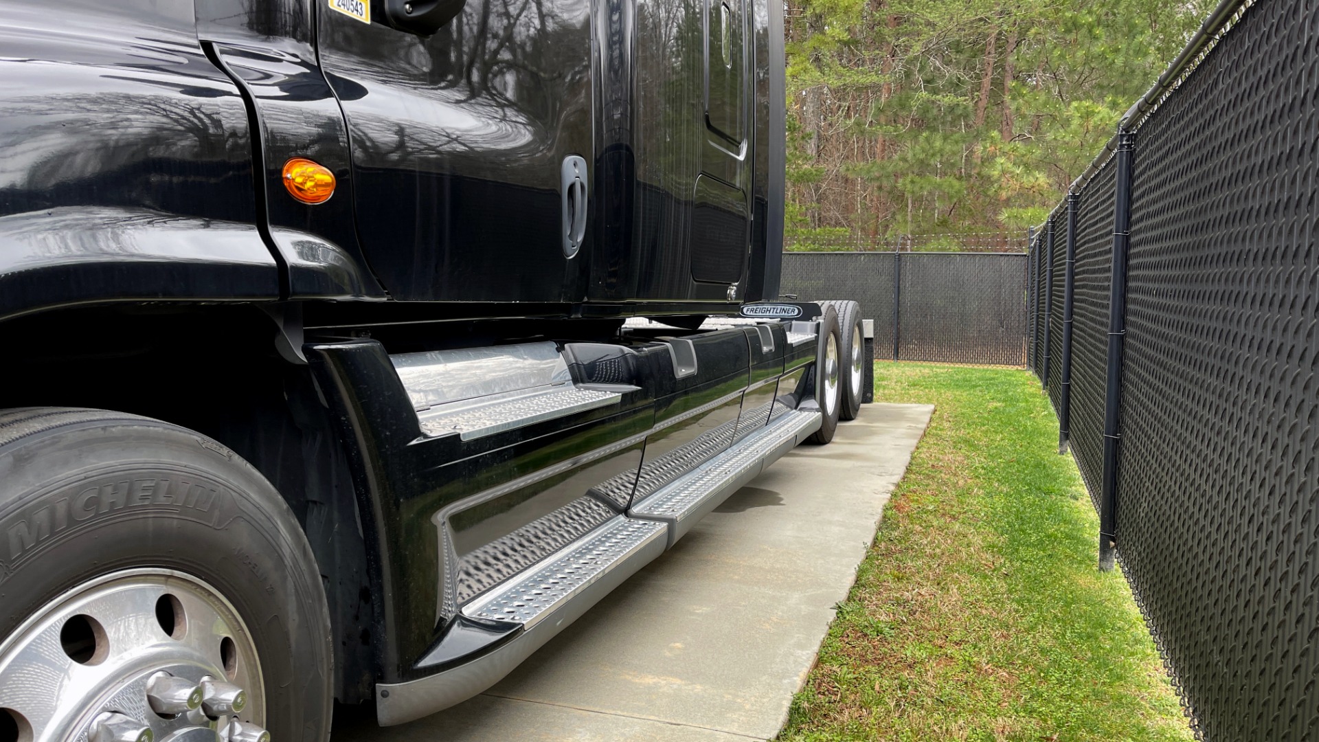 Used 2015 Freightliner CASCADIA ROAD TRACTOR / DETROIT 505HP / 13-SPEED / HTD & CLD STS / FRIG for sale Sold at Formula Imports in Charlotte NC 28227 39