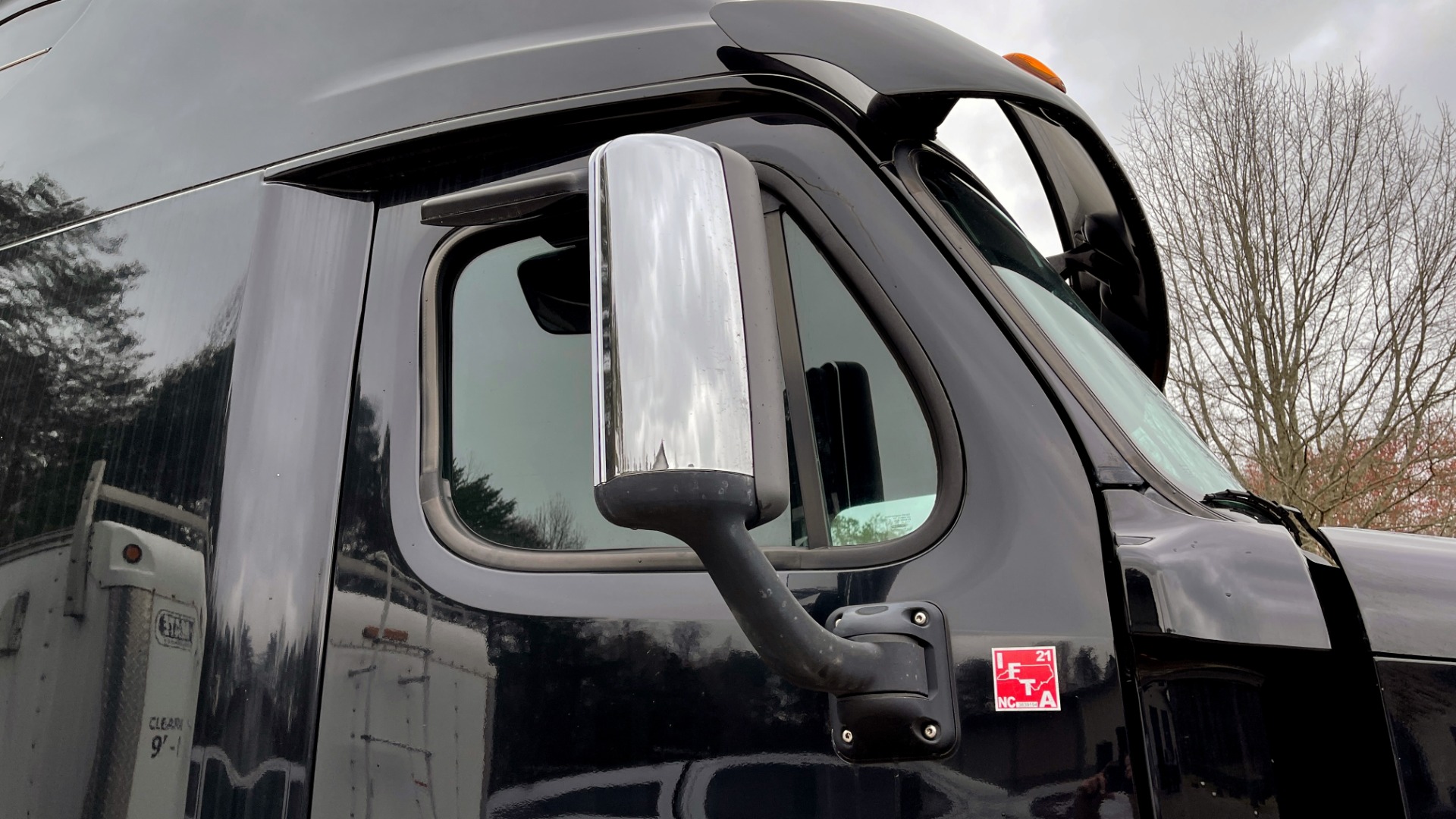 Used 2015 Freightliner CASCADIA ROAD TRACTOR / DETROIT 505HP / 13-SPEED / HTD & CLD STS / FRIG for sale Sold at Formula Imports in Charlotte NC 28227 40