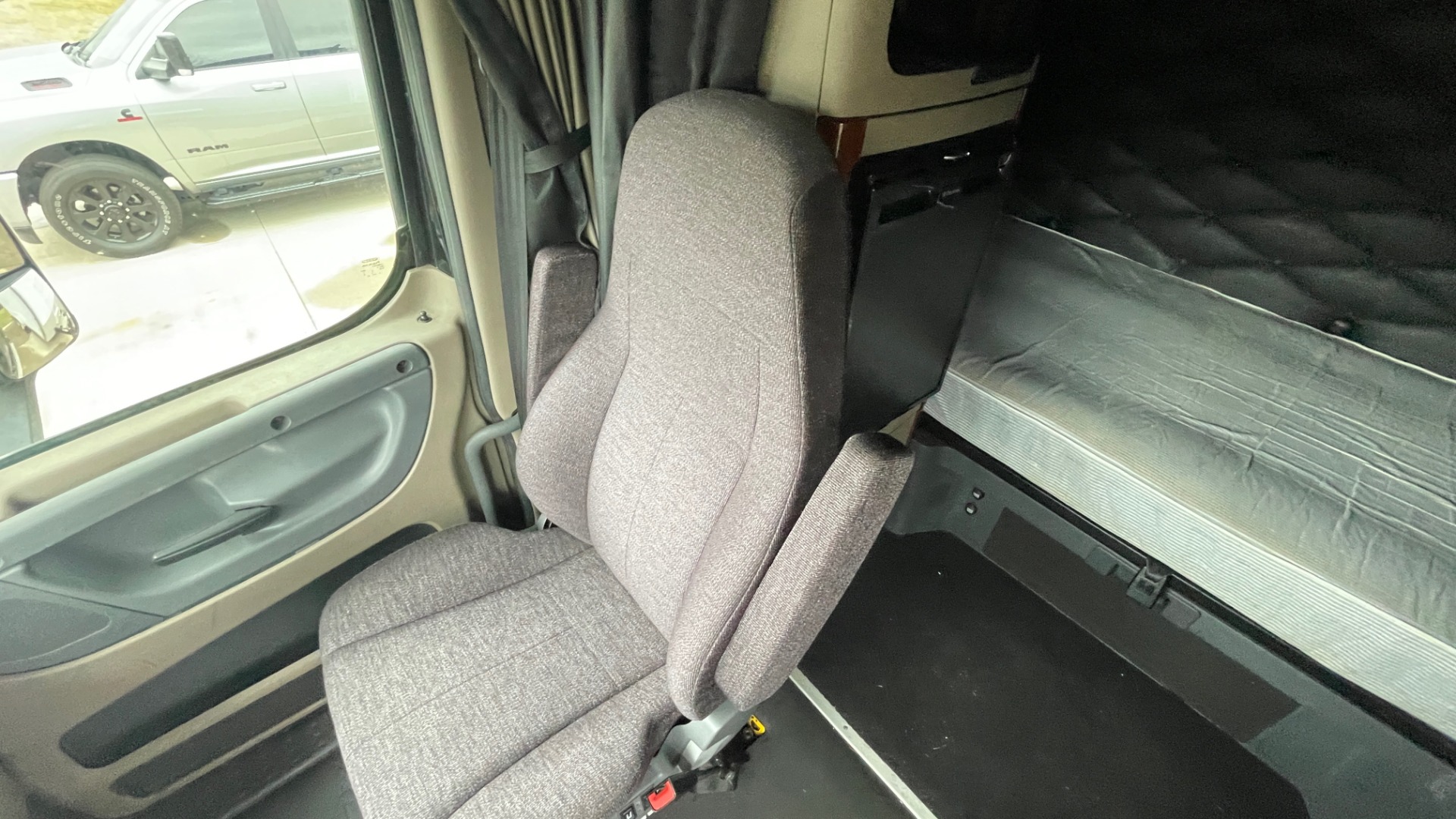 Used 2015 Freightliner CASCADIA ROAD TRACTOR / DETROIT 505HP / 13-SPEED / HTD & CLD STS / FRIG for sale Sold at Formula Imports in Charlotte NC 28227 61