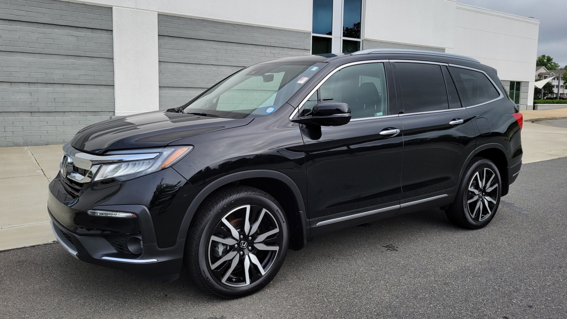 Used 2020 Honda PILOT TOURING 7-PASSENGER / NAV / SUNROOF / ENTERTAINMENT / 3-ROW for sale Sold at Formula Imports in Charlotte NC 28227 3