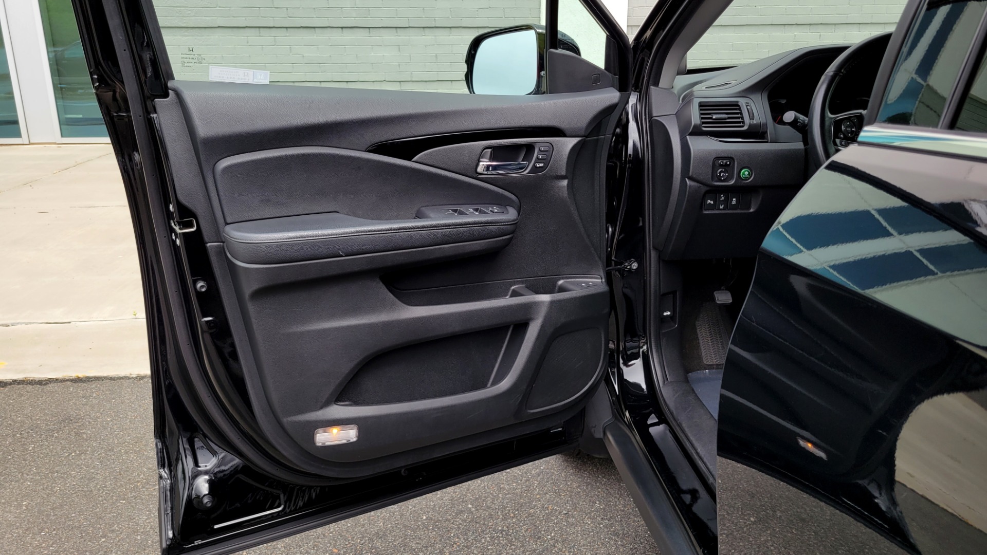 Used 2020 Honda PILOT TOURING 7-PASSENGER / NAV / SUNROOF / ENTERTAINMENT / 3-ROW for sale Sold at Formula Imports in Charlotte NC 28227 37