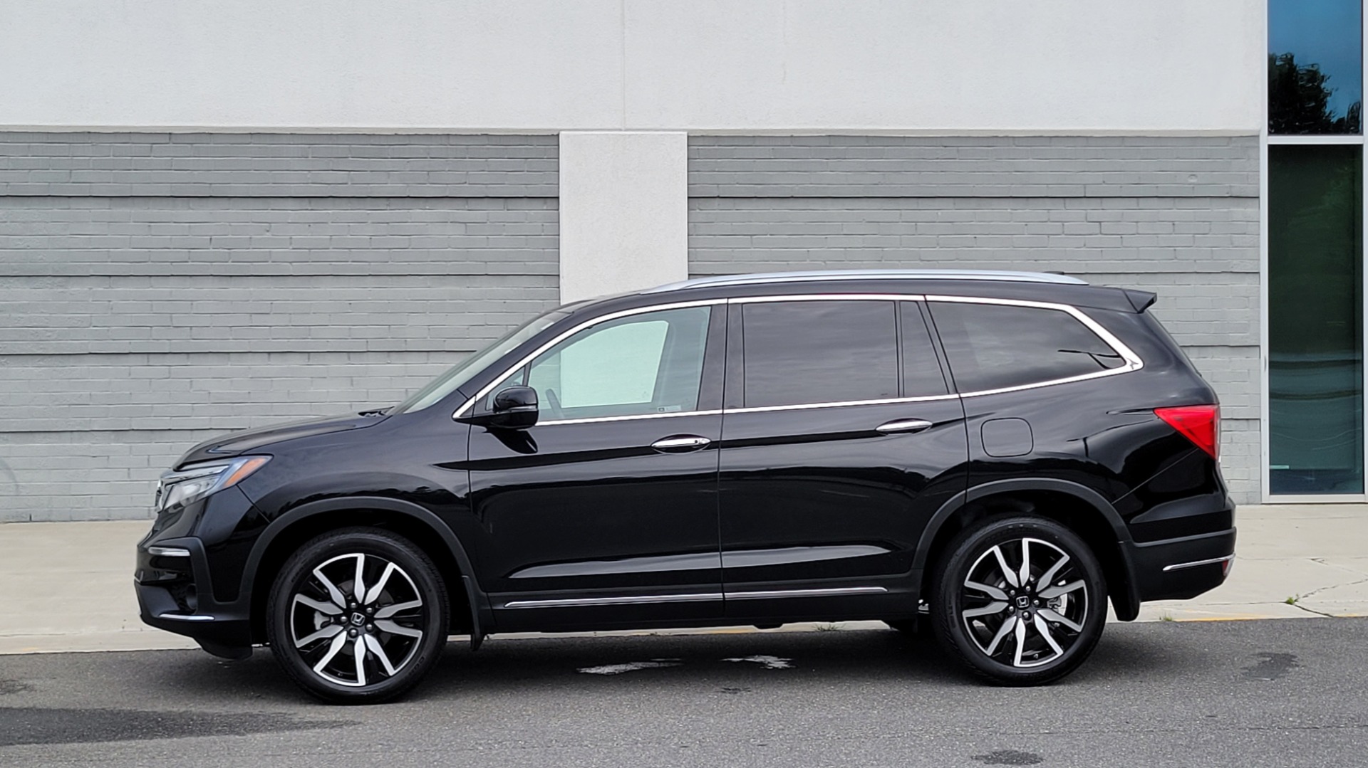 Used 2020 Honda PILOT TOURING 7-PASSENGER / NAV / SUNROOF / ENTERTAINMENT / 3-ROW for sale Sold at Formula Imports in Charlotte NC 28227 4