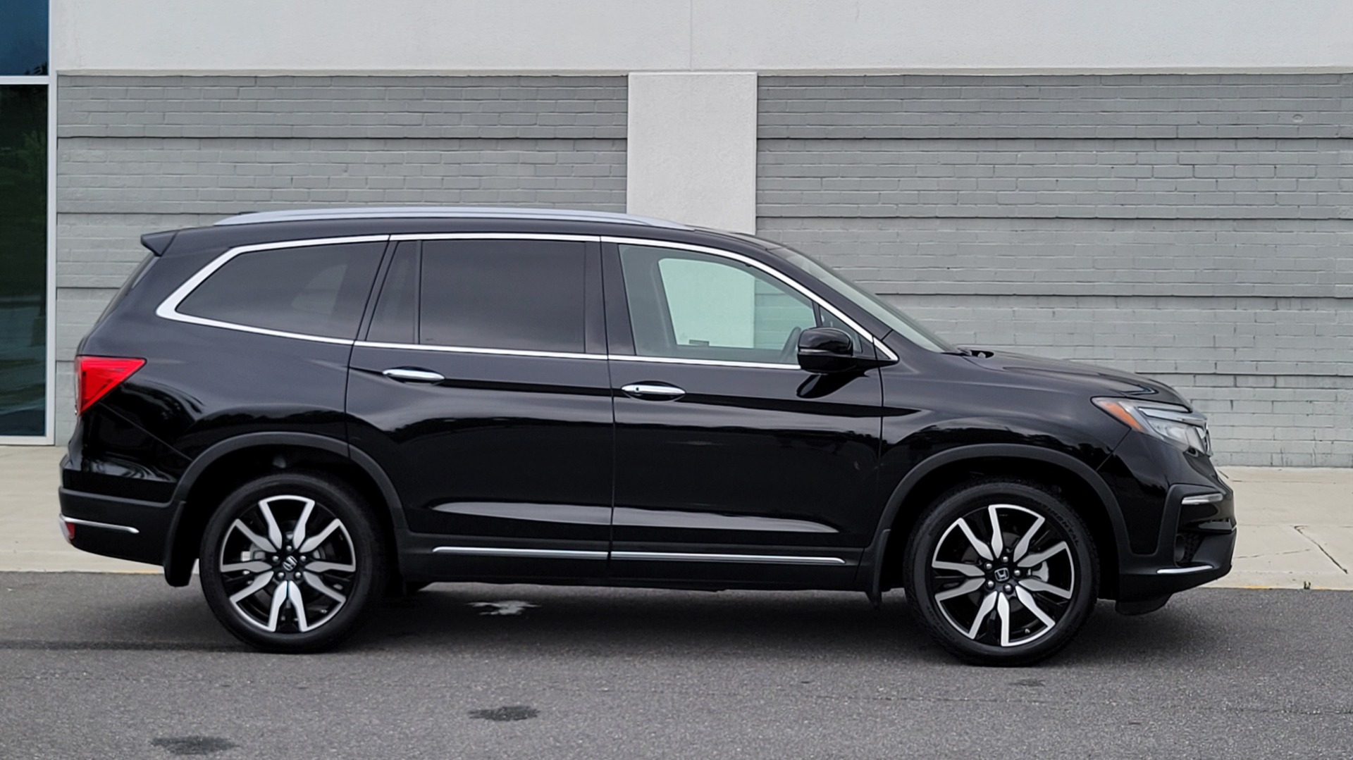 Used 2020 Honda PILOT TOURING 7-PASSENGER / NAV / SUNROOF / ENTERTAINMENT / 3-ROW for sale Sold at Formula Imports in Charlotte NC 28227 9