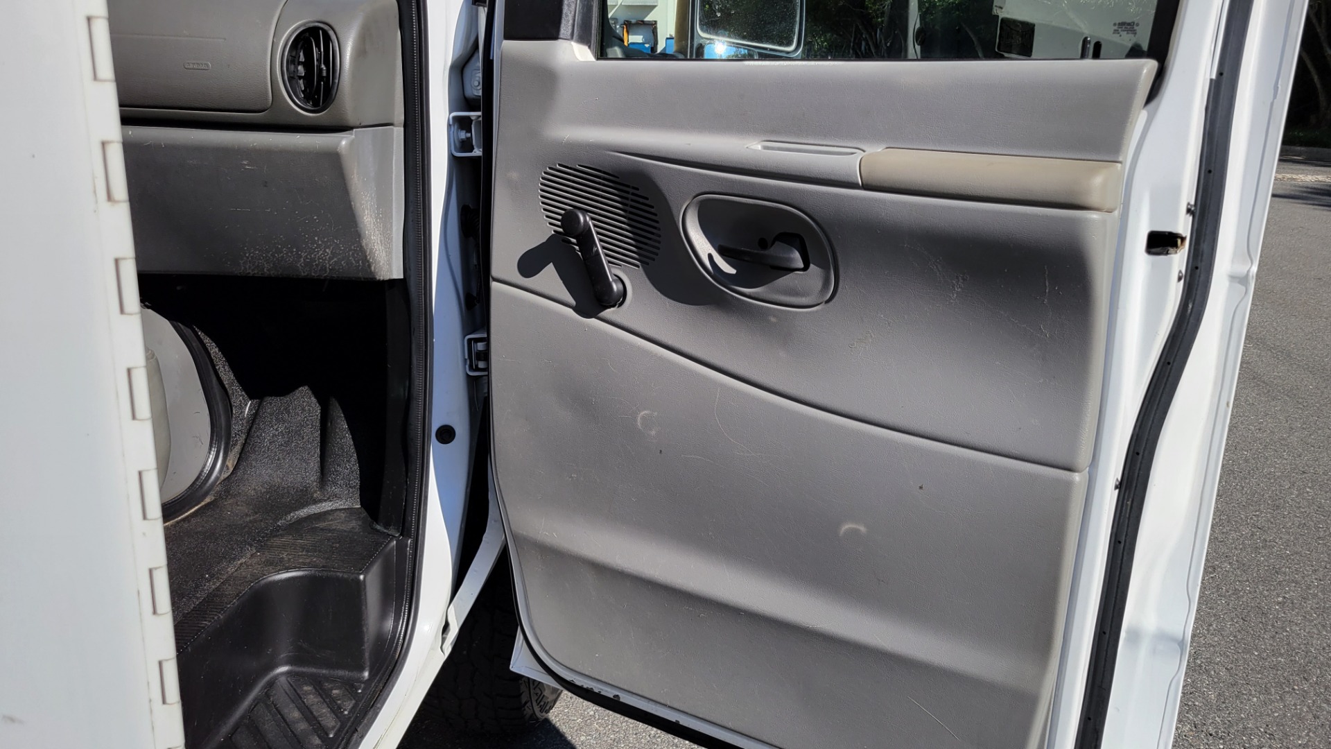 Used 2007 Ford Econoline Commercial Cutaway for sale Sold at Formula Imports in Charlotte NC 28227 38
