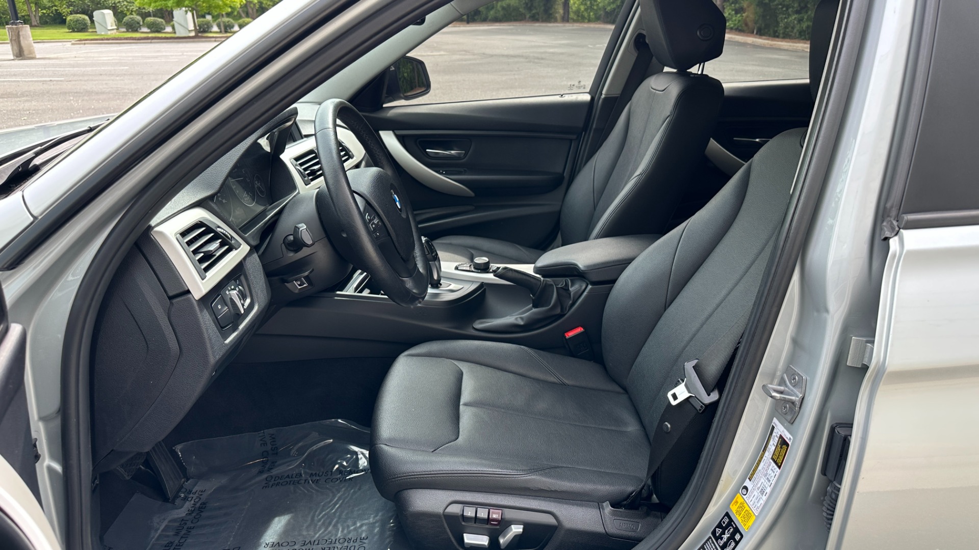 Used 2018 BMW 3 SERIES 320I XDRIVE SEDAN / HTD STS / ACTV BLIND SPT DET / REARVIEW for sale $27,995 at Formula Imports in Charlotte NC 28227 10