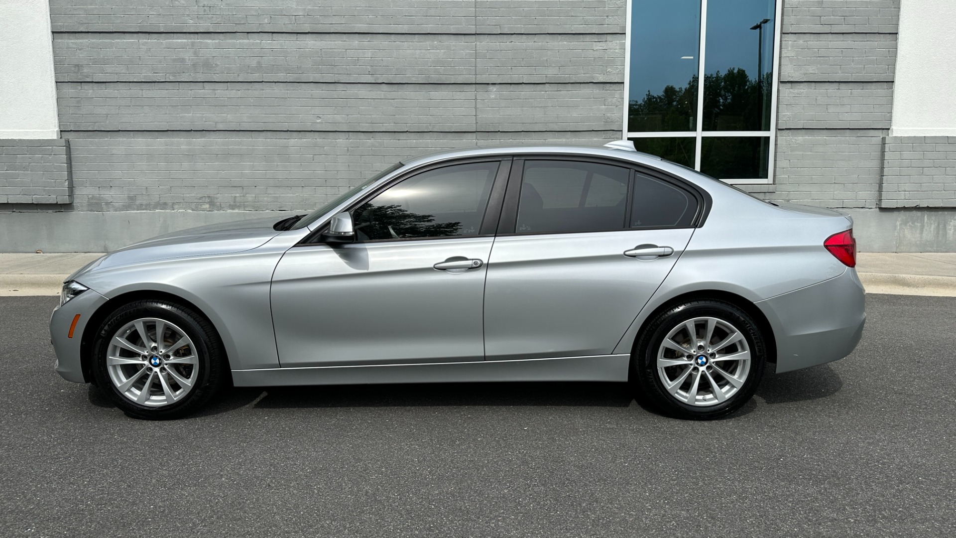 Used 2018 BMW 3 Series 320i xDrive for sale $23,595 at Formula Imports in Charlotte NC 28227 3