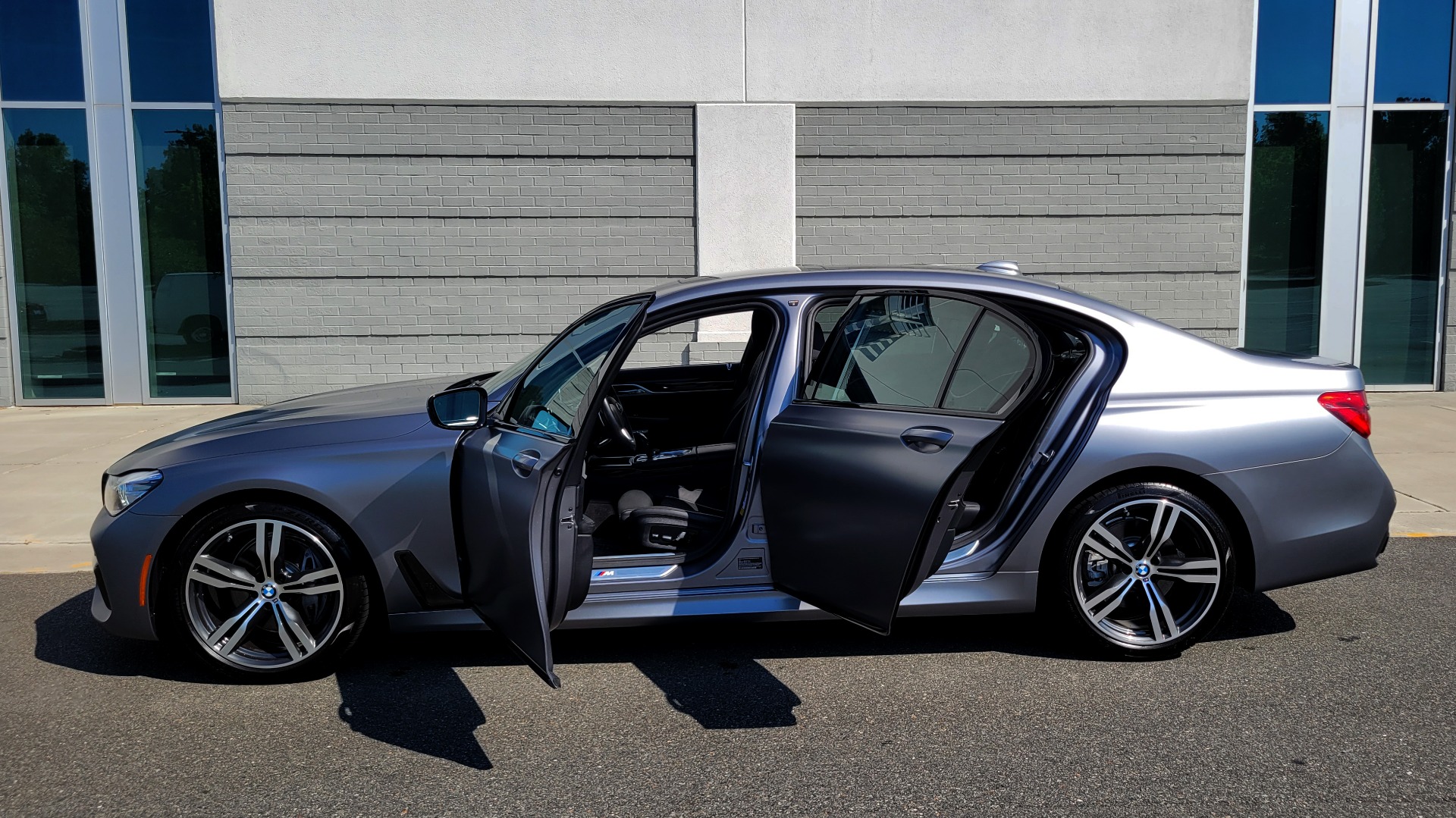 Used 2018 BMW 7 SERIES 740I M-SPORT SEDAN / 8-SPD AUTO / NAV / SUNROOF / H/K SND / CAMERA for sale Sold at Formula Imports in Charlotte NC 28227 12