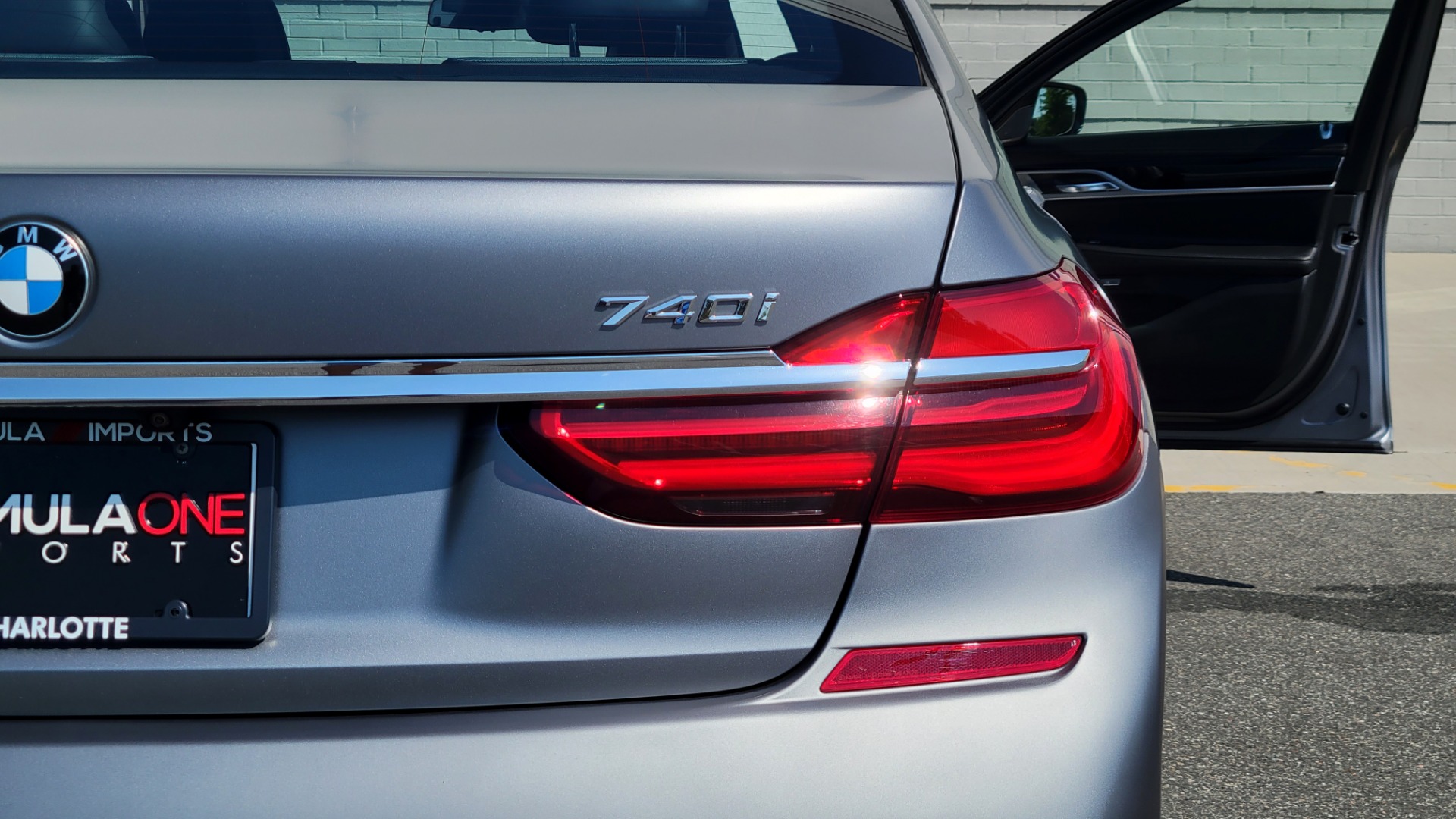 Used 2018 BMW 7 SERIES 740I M-SPORT SEDAN / 8-SPD AUTO / NAV / SUNROOF / H/K SND / CAMERA for sale $48,995 at Formula Imports in Charlotte NC 28227 34
