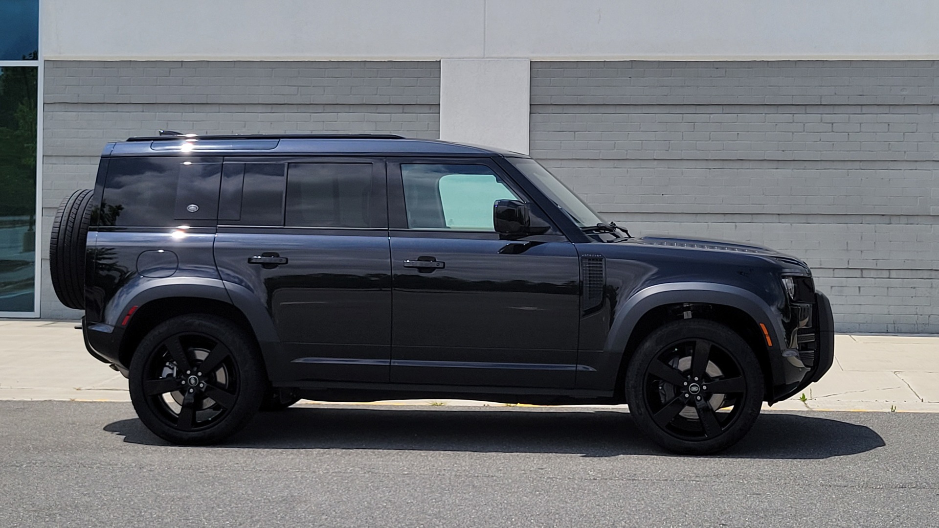 Used 2022 Land Rover DEFENDER X-DYNAMIC SE / NAV / SUNROOF / AIR SUSPENSION PKG / ADAPT CRUISE for sale $104,900 at Formula Imports in Charlotte NC 28227 8