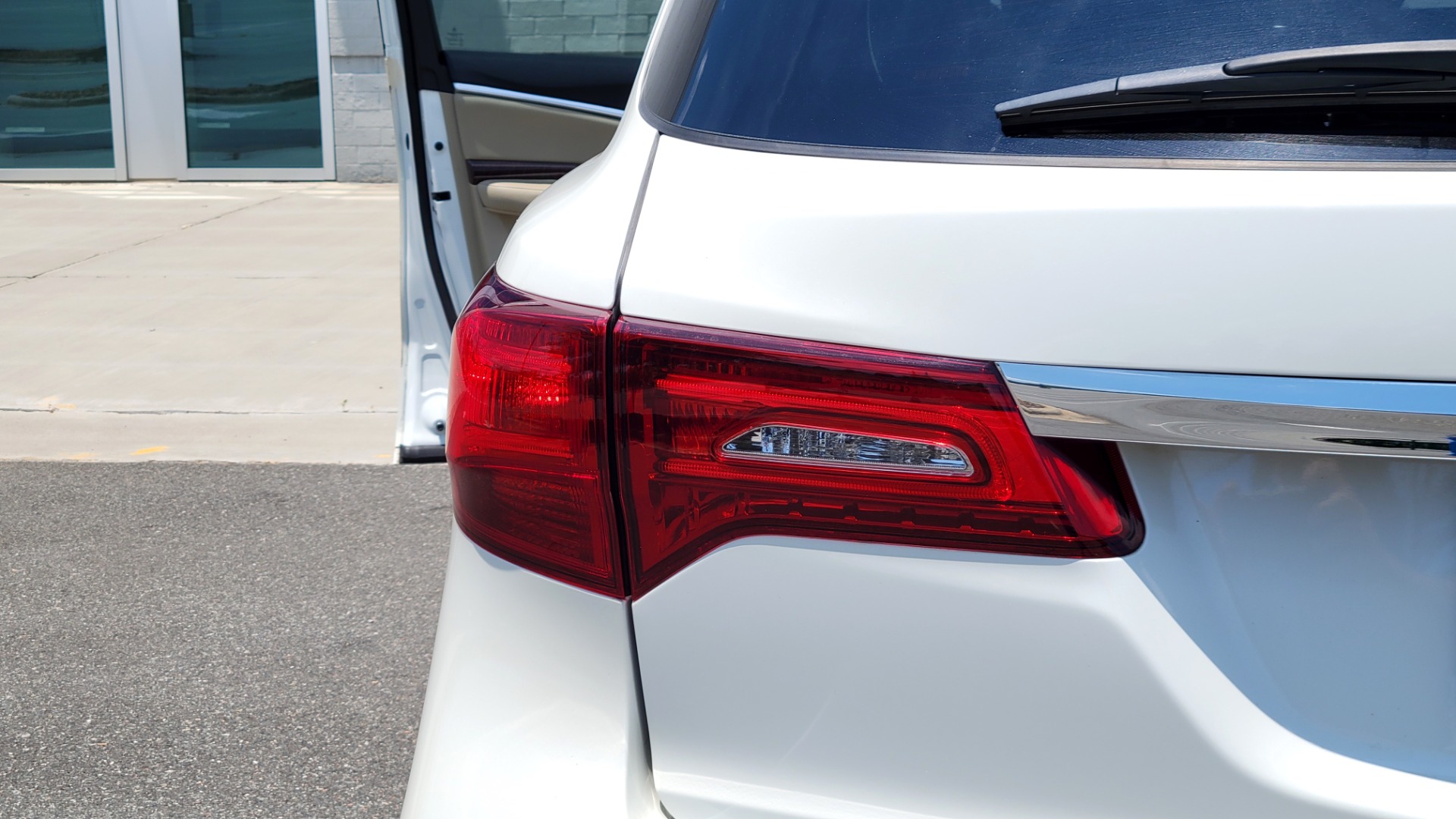 Used 2017 Acura MDX SH-AWD / 3.5L V6 / 9-SPD AUTO / SUNROOF / 3-ROW / CAMERA for sale $29,495 at Formula Imports in Charlotte NC 28227 32
