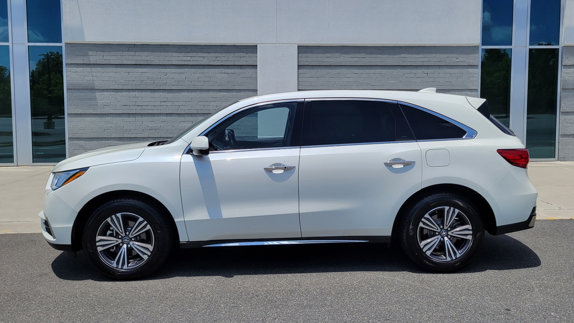 Used 2017 Acura MDX SH-AWD / 3.5L V6 / 9-SPD AUTO / SUNROOF / 3-ROW / CAMERA for sale $29,495 at Formula Imports in Charlotte NC 28227 4