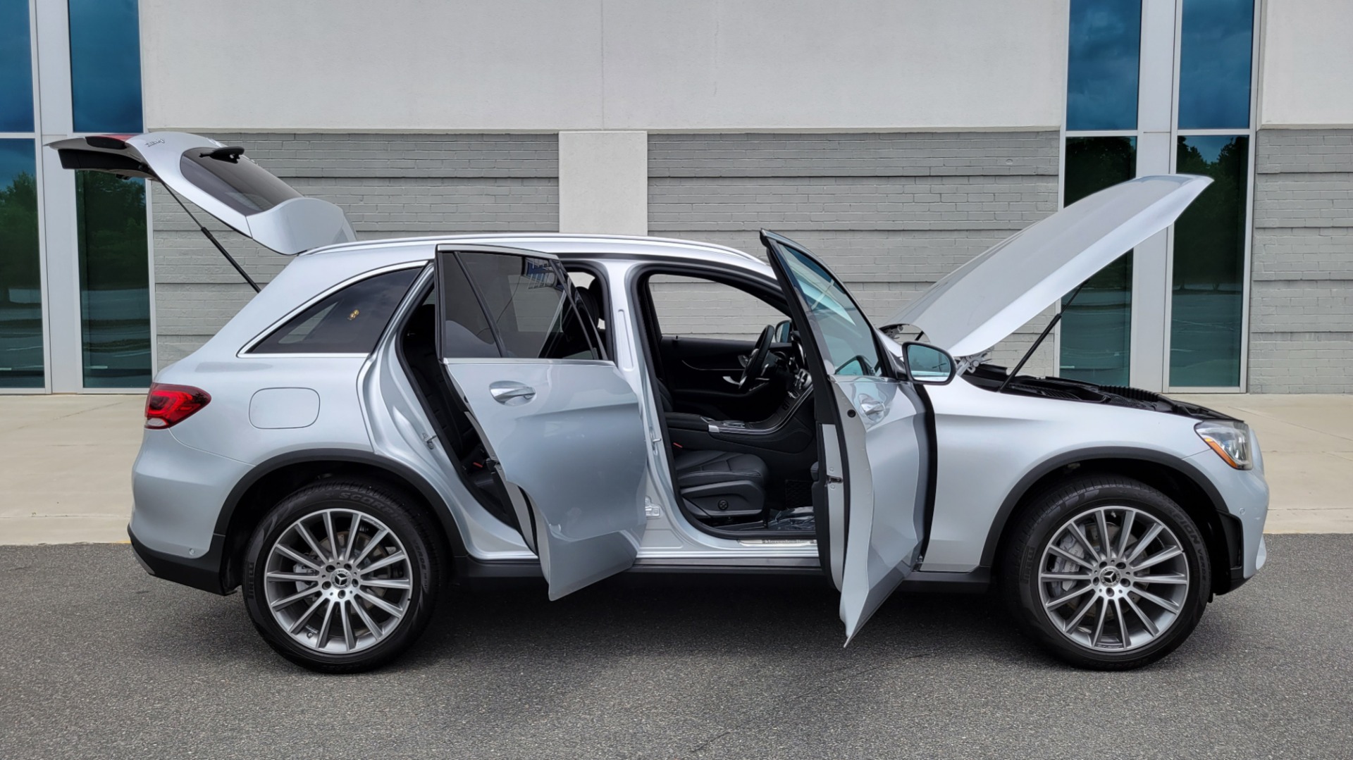 Used 2020 Mercedes-Benz GLC 300 PREMIUM / MULTIMEDIA / PARK ASST / LIGHTING / PANO-ROOF / CAMERA for sale $48,999 at Formula Imports in Charlotte NC 28227 12