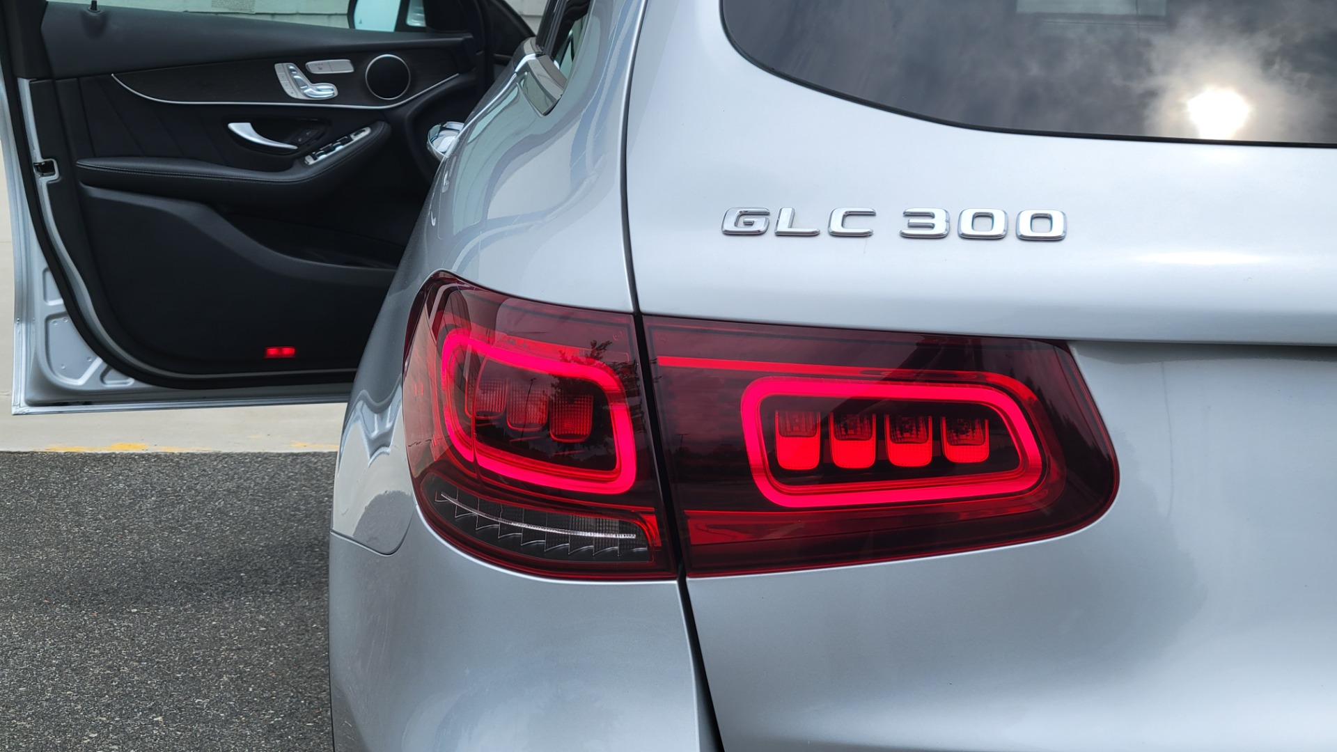 Used 2020 Mercedes-Benz GLC 300 PREMIUM / MULTIMEDIA / PARK ASST / LIGHTING / PANO-ROOF / CAMERA for sale Sold at Formula Imports in Charlotte NC 28227 33