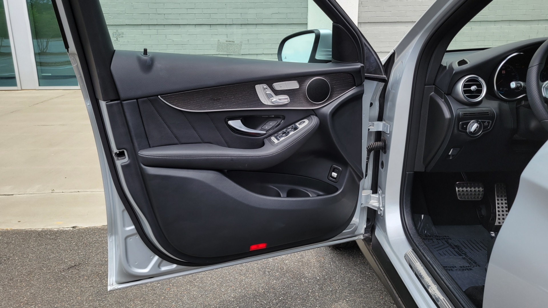 Used 2020 Mercedes-Benz GLC 300 PREMIUM / MULTIMEDIA / PARK ASST / LIGHTING / PANO-ROOF / CAMERA for sale Sold at Formula Imports in Charlotte NC 28227 35