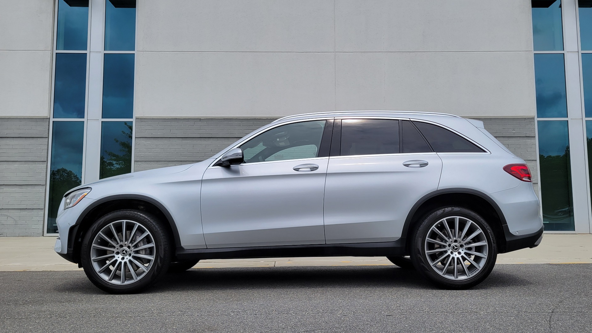 Used 2020 Mercedes-Benz GLC 300 PREMIUM / MULTIMEDIA / PARK ASST / LIGHTING / PANO-ROOF / CAMERA for sale Sold at Formula Imports in Charlotte NC 28227 4