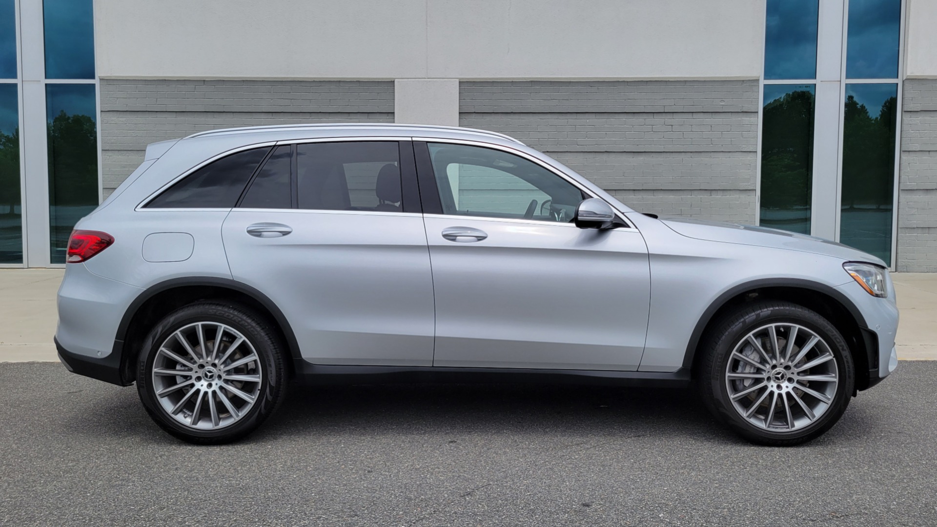 Used 2020 Mercedes-Benz GLC 300 PREMIUM / MULTIMEDIA / PARK ASST / LIGHTING / PANO-ROOF / CAMERA for sale Sold at Formula Imports in Charlotte NC 28227 9