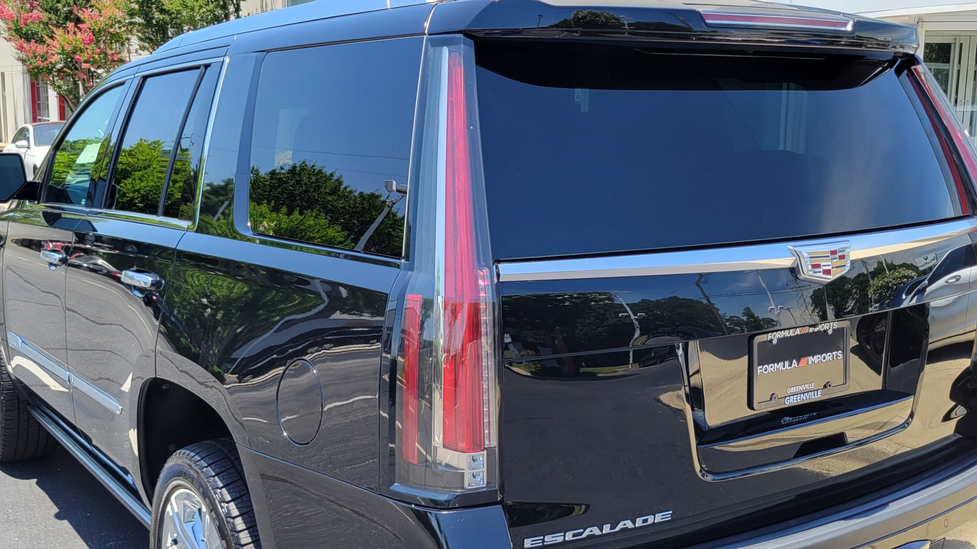 Used 2016 Cadillac ESCALADE PREMIUM COLLECTION / 6.2L / 4X4 / NAV / DVD / SUNROOF / 3-ROW for sale $58,995 at Formula Imports in Charlotte NC 28227 34