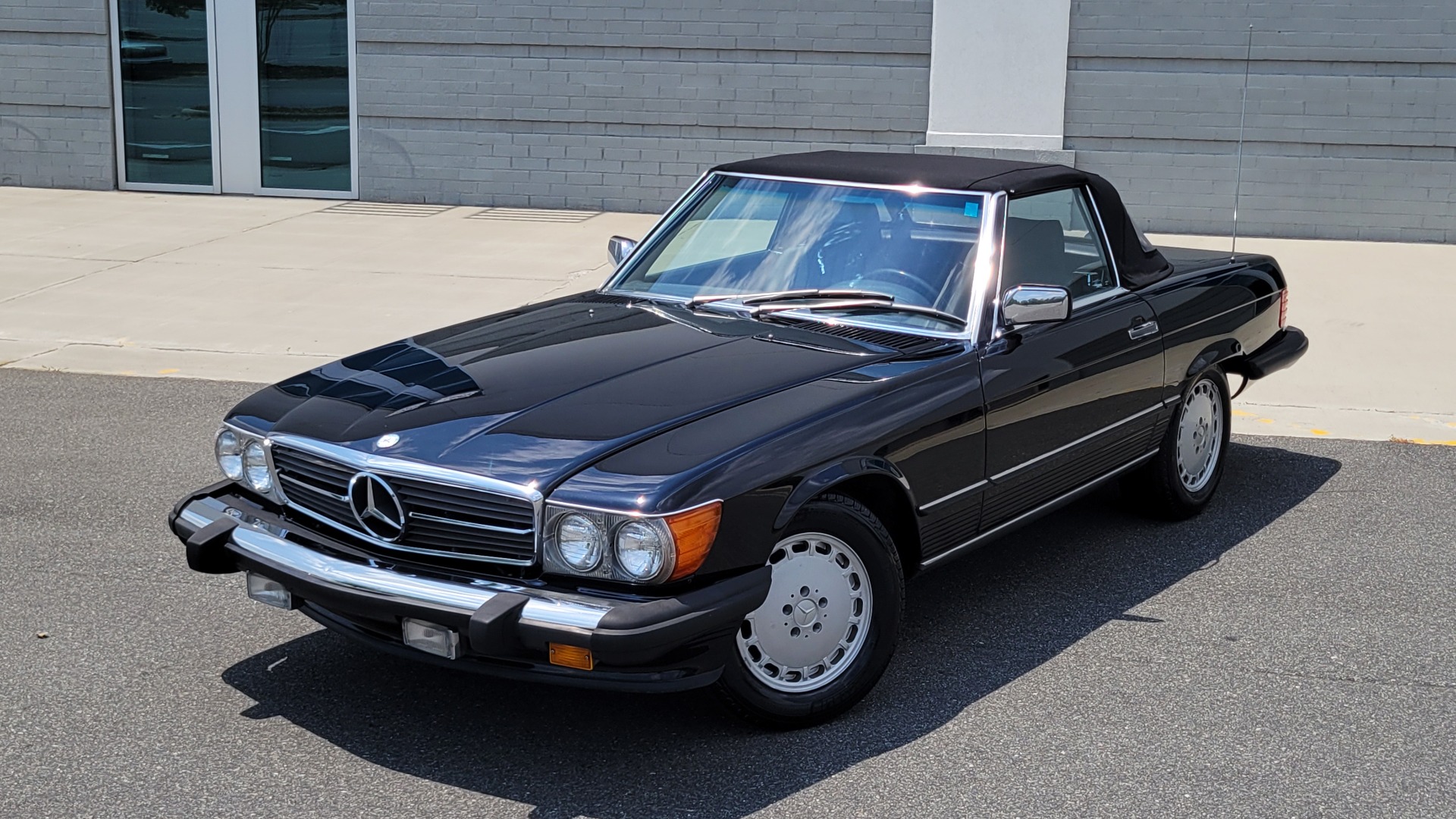 Used 1989 Mercedes-Benz 560 SERIES 560SL ROADSTER / 5.6L V8 227HP / AUTOMATIC TRANS for sale Sold at Formula Imports in Charlotte NC 28227 2