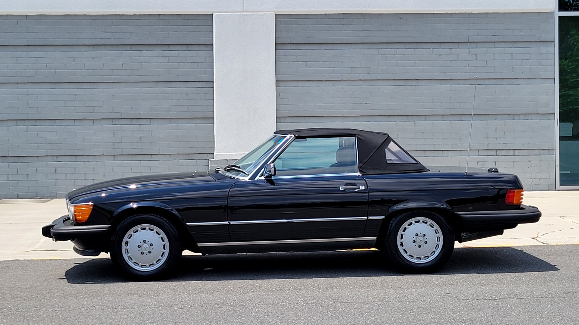 Used 1989 Mercedes-Benz 560 SERIES 560SL ROADSTER / 5.6L V8 227HP / AUTOMATIC TRANS for sale Sold at Formula Imports in Charlotte NC 28227 5