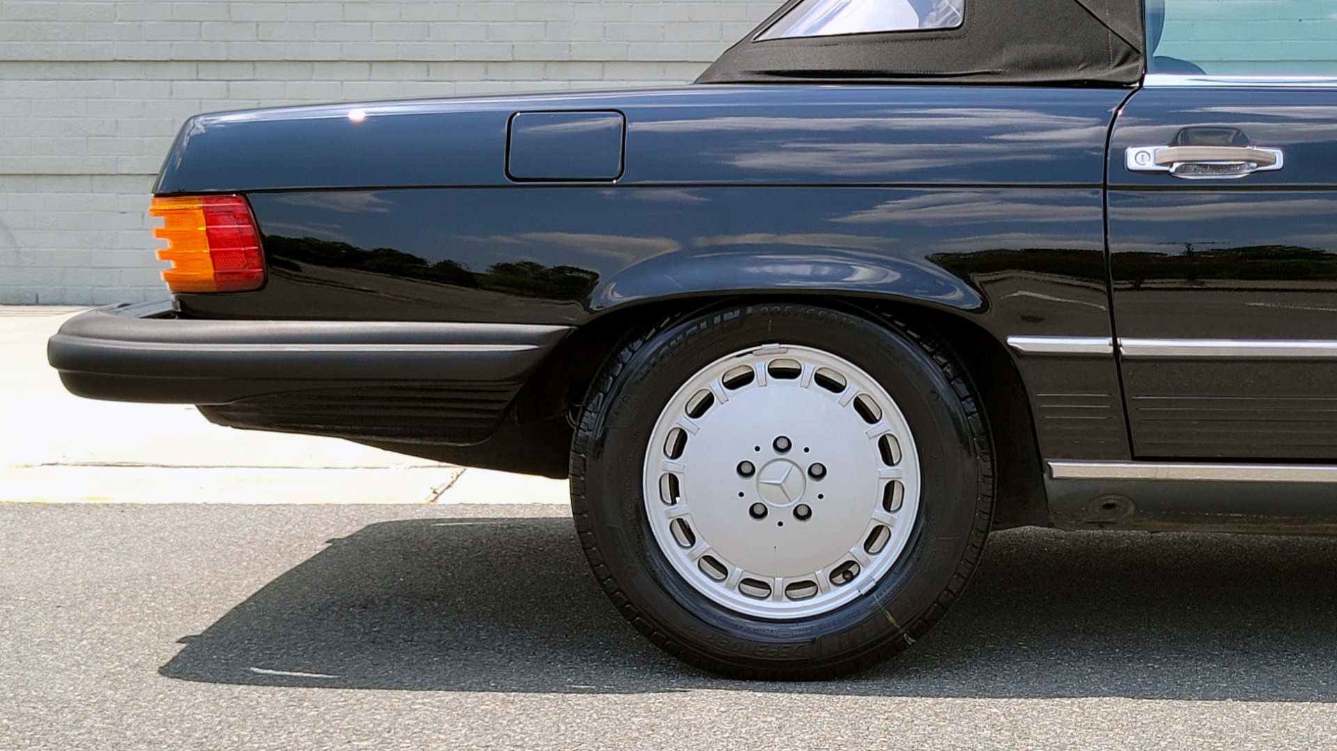 Used 1989 Mercedes-Benz 560 SERIES 560SL ROADSTER / 5.6L V8 227HP / AUTOMATIC TRANS for sale Sold at Formula Imports in Charlotte NC 28227 52
