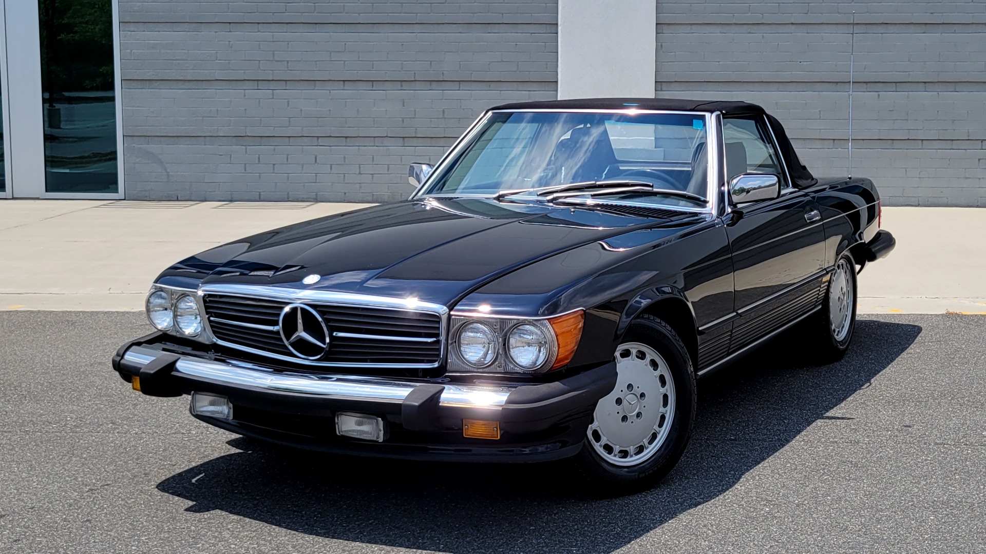 Used 1989 Mercedes-Benz 560 SERIES 560SL ROADSTER / 5.6L V8 227HP / AUTOMATIC TRANS for sale Sold at Formula Imports in Charlotte NC 28227 1