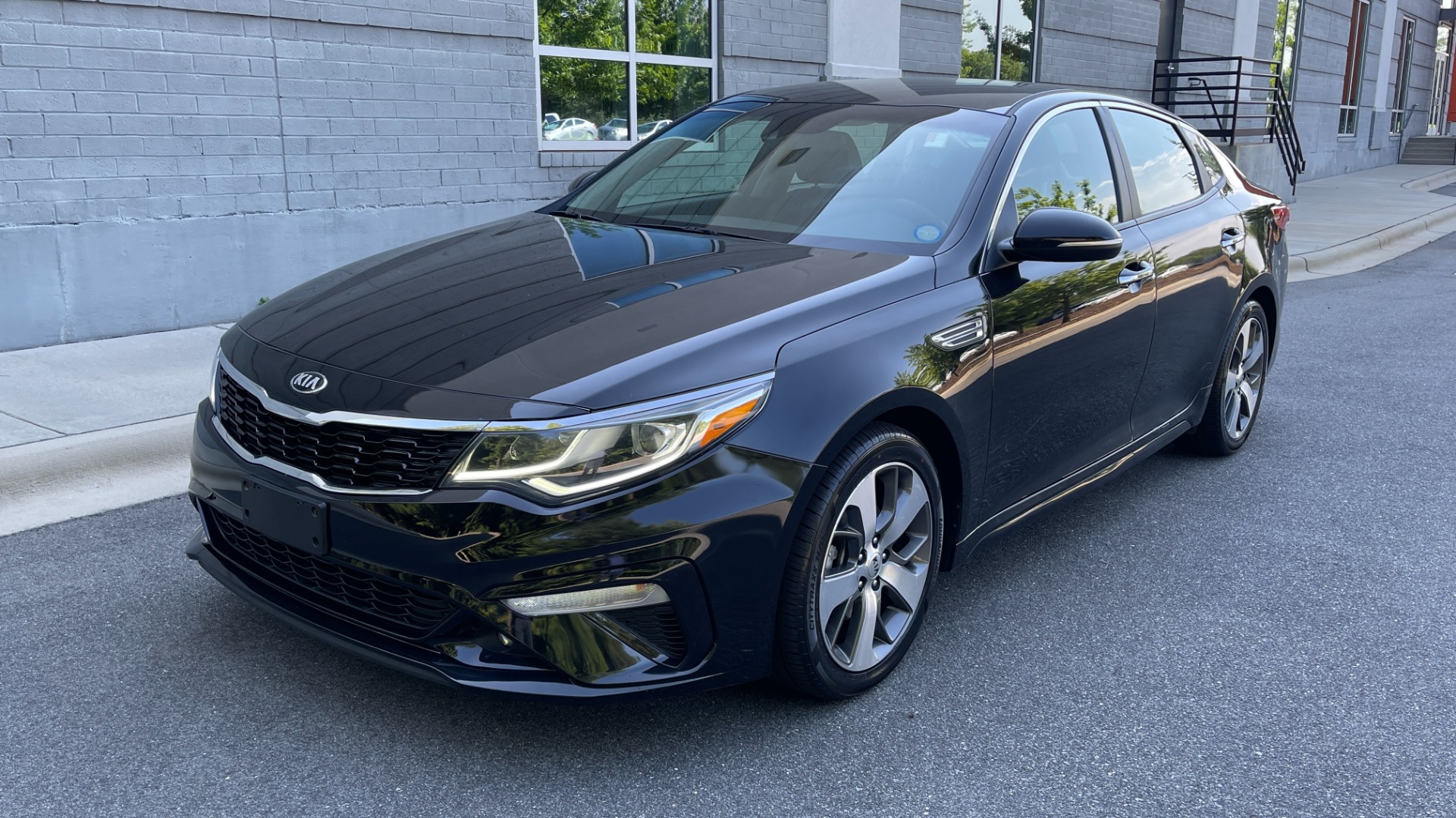 Used 2019 Kia Optima S / 4CYL / BLACK CLOTH/LEATHERETTE SEATS / AUTOMATIC TRANSMISSION for sale Sold at Formula Imports in Charlotte NC 28227 4
