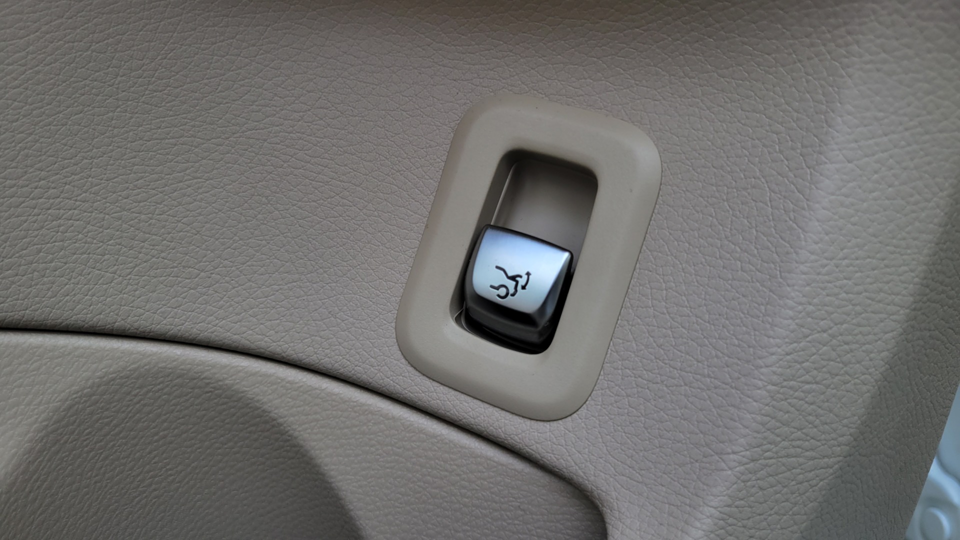 Used 2018 Mercedes-Benz C-CLASS C 300 PREMIUM / SUNROOF / SMARTPHONE / COMFORT SUSP / CAMERA for sale Sold at Formula Imports in Charlotte NC 28227 35