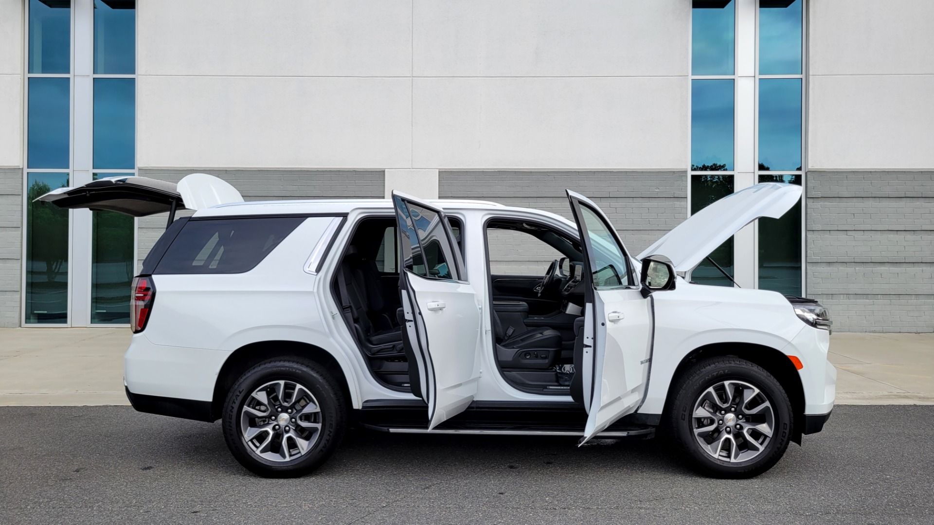 Used 2021 Chevrolet TAHOE LT / 2WD / 5.3L / NAV / SUNROOF / BOSE / 3-ROW / TOWING / CAMERA for sale $59,995 at Formula Imports in Charlotte NC 28227 12