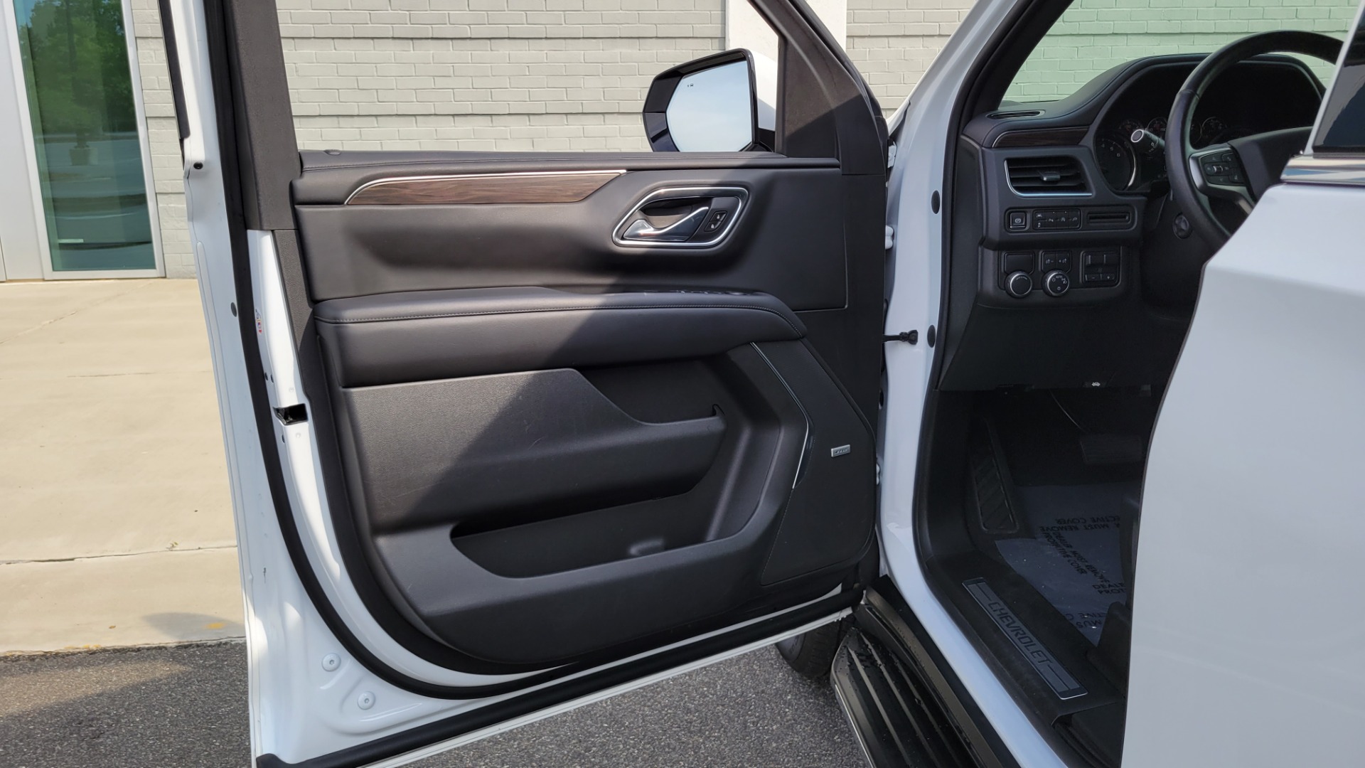 Used 2021 Chevrolet TAHOE LT / 2WD / 5.3L / NAV / SUNROOF / BOSE / 3-ROW / TOWING / CAMERA for sale $59,995 at Formula Imports in Charlotte NC 28227 34