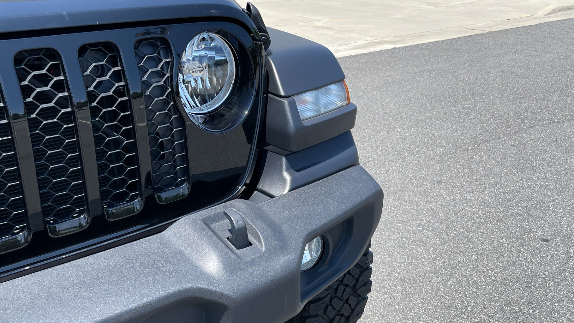Used 2020 Jeep GLADIATOR SPORT 4X4 / 3.6L / AUTO / MAX TOW / TOUCH SCREEN / CAMERA for sale Sold at Formula Imports in Charlotte NC 28227 14