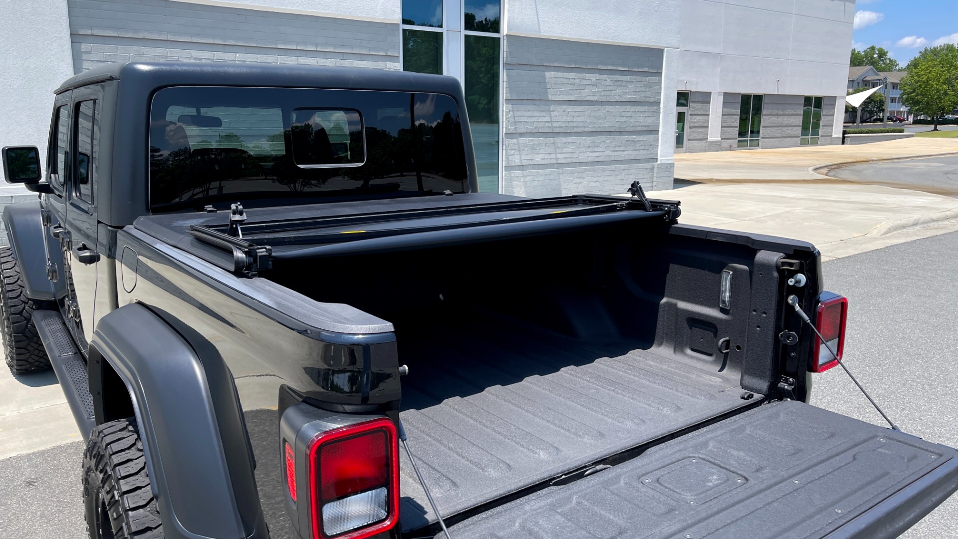 Used 2020 Jeep GLADIATOR SPORT 4X4 / 3.6L / AUTO / MAX TOW / TOUCH SCREEN / CAMERA for sale Sold at Formula Imports in Charlotte NC 28227 20