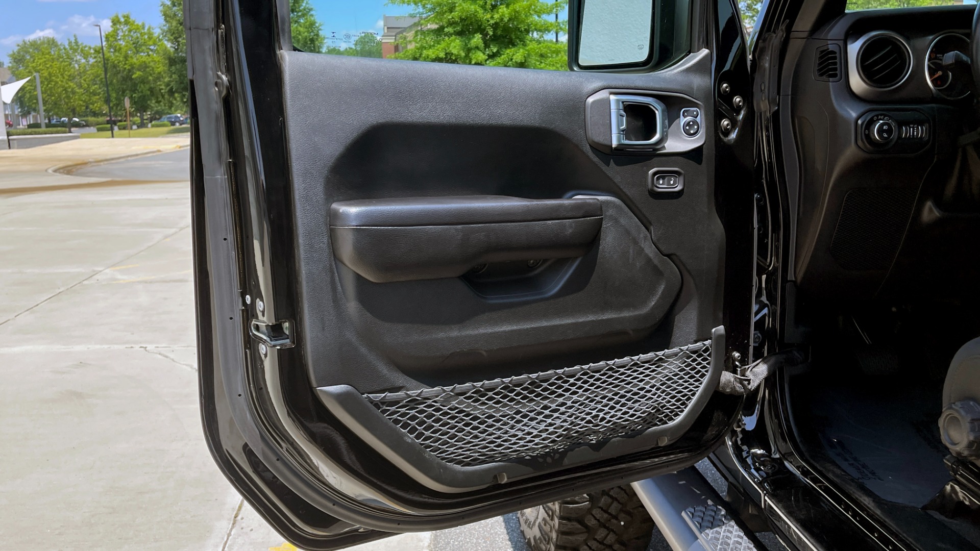 Used 2020 Jeep GLADIATOR SPORT 4X4 / 3.6L / AUTO / MAX TOW / TOUCH SCREEN / CAMERA for sale Sold at Formula Imports in Charlotte NC 28227 23