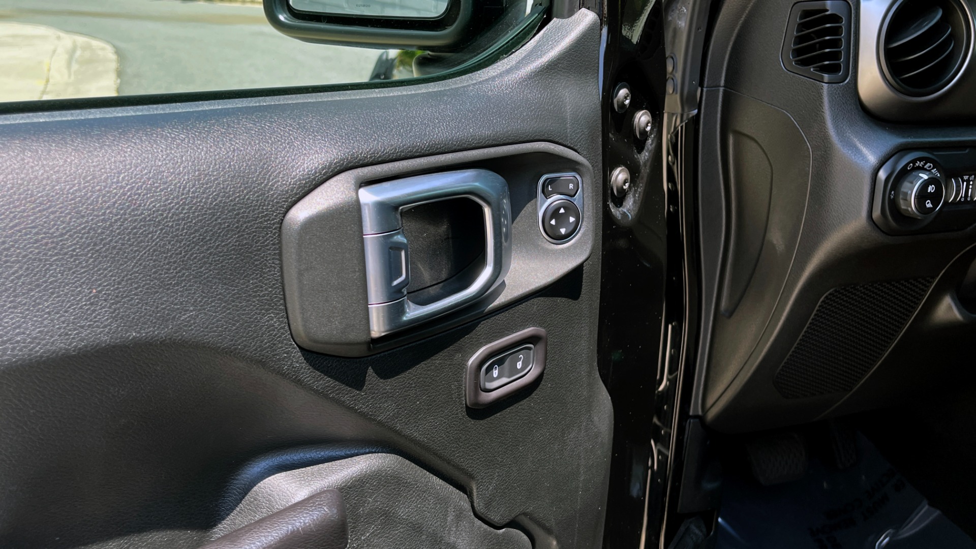 Used 2020 Jeep GLADIATOR SPORT 4X4 / 3.6L / AUTO / MAX TOW / TOUCH SCREEN / CAMERA for sale $42,995 at Formula Imports in Charlotte NC 28227 24
