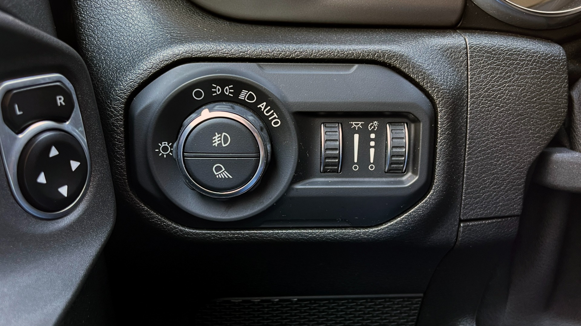 Used 2020 Jeep GLADIATOR SPORT 4X4 / 3.6L / AUTO / MAX TOW / TOUCH SCREEN / CAMERA for sale Sold at Formula Imports in Charlotte NC 28227 28