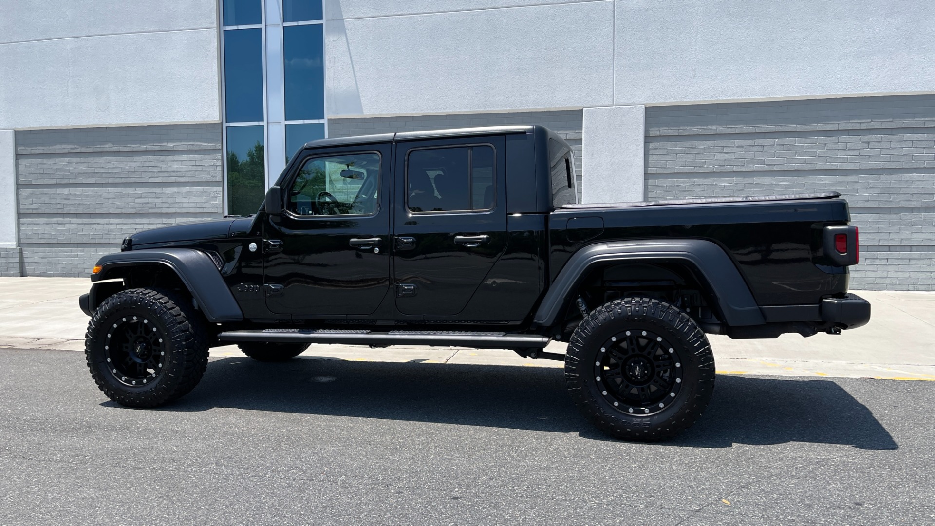 Used 2020 Jeep GLADIATOR SPORT 4X4 / 3.6L / AUTO / MAX TOW / TOUCH SCREEN / CAMERA for sale Sold at Formula Imports in Charlotte NC 28227 3