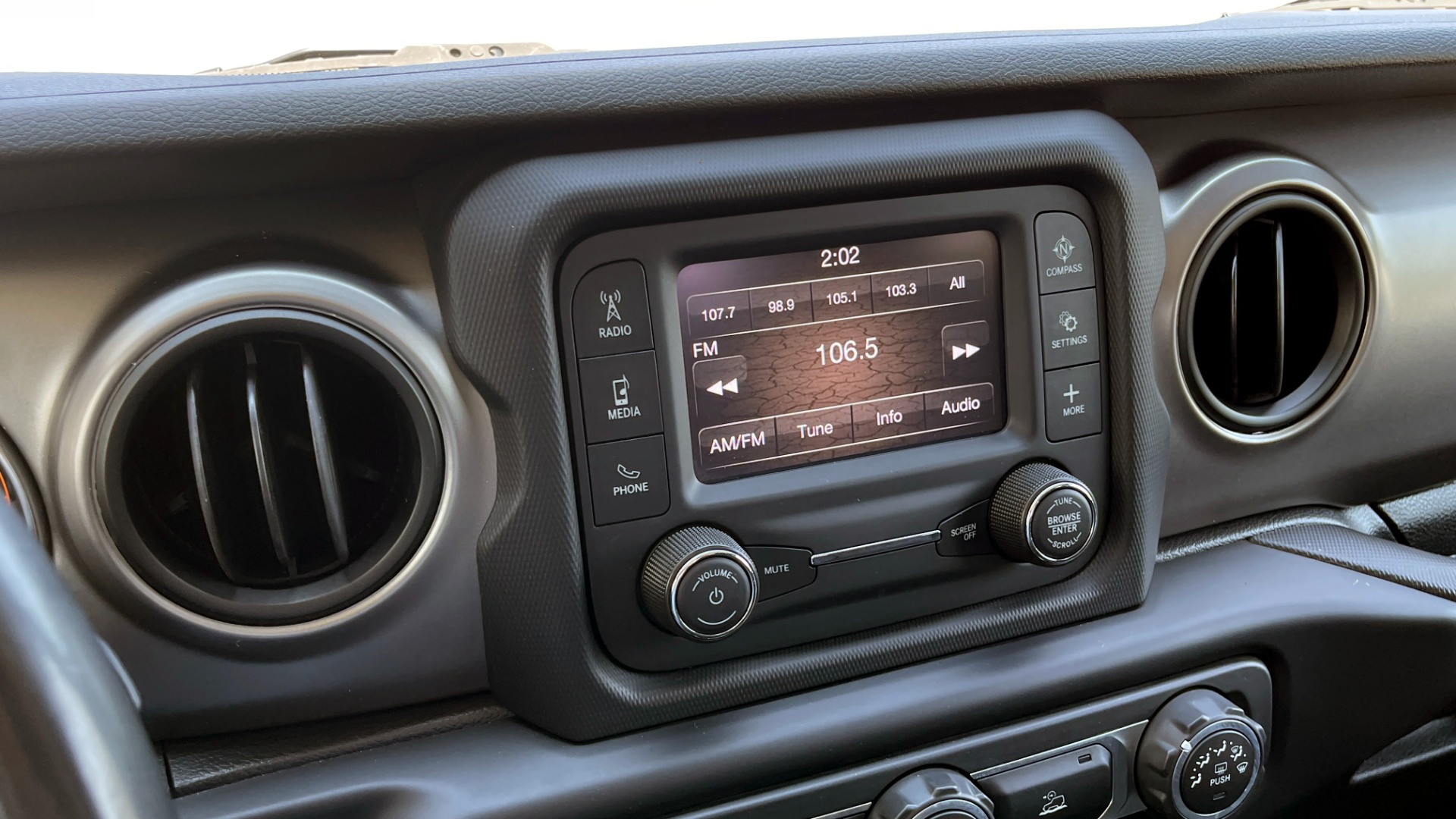 Used 2020 Jeep GLADIATOR SPORT 4X4 / 3.6L / AUTO / MAX TOW / TOUCH SCREEN / CAMERA for sale Sold at Formula Imports in Charlotte NC 28227 34