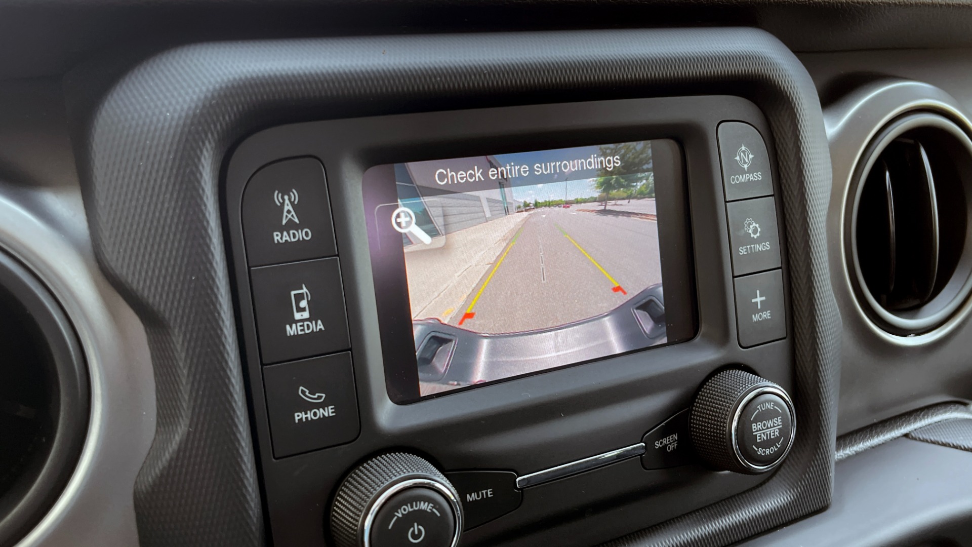 Used 2020 Jeep GLADIATOR SPORT 4X4 / 3.6L / AUTO / MAX TOW / TOUCH SCREEN / CAMERA for sale Sold at Formula Imports in Charlotte NC 28227 37