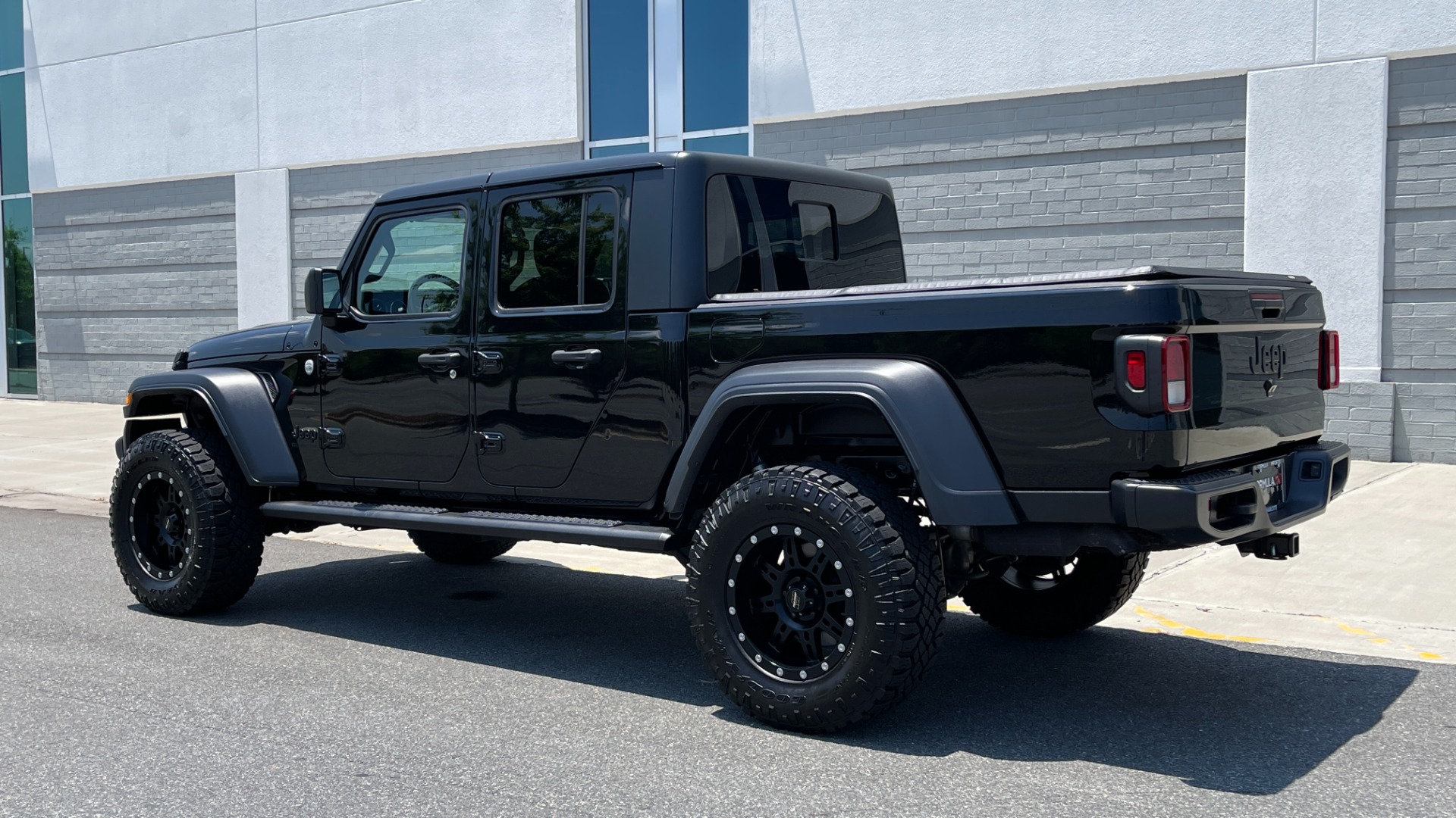 Used 2020 Jeep GLADIATOR SPORT 4X4 / 3.6L / AUTO / MAX TOW / TOUCH SCREEN / CAMERA for sale Sold at Formula Imports in Charlotte NC 28227 4